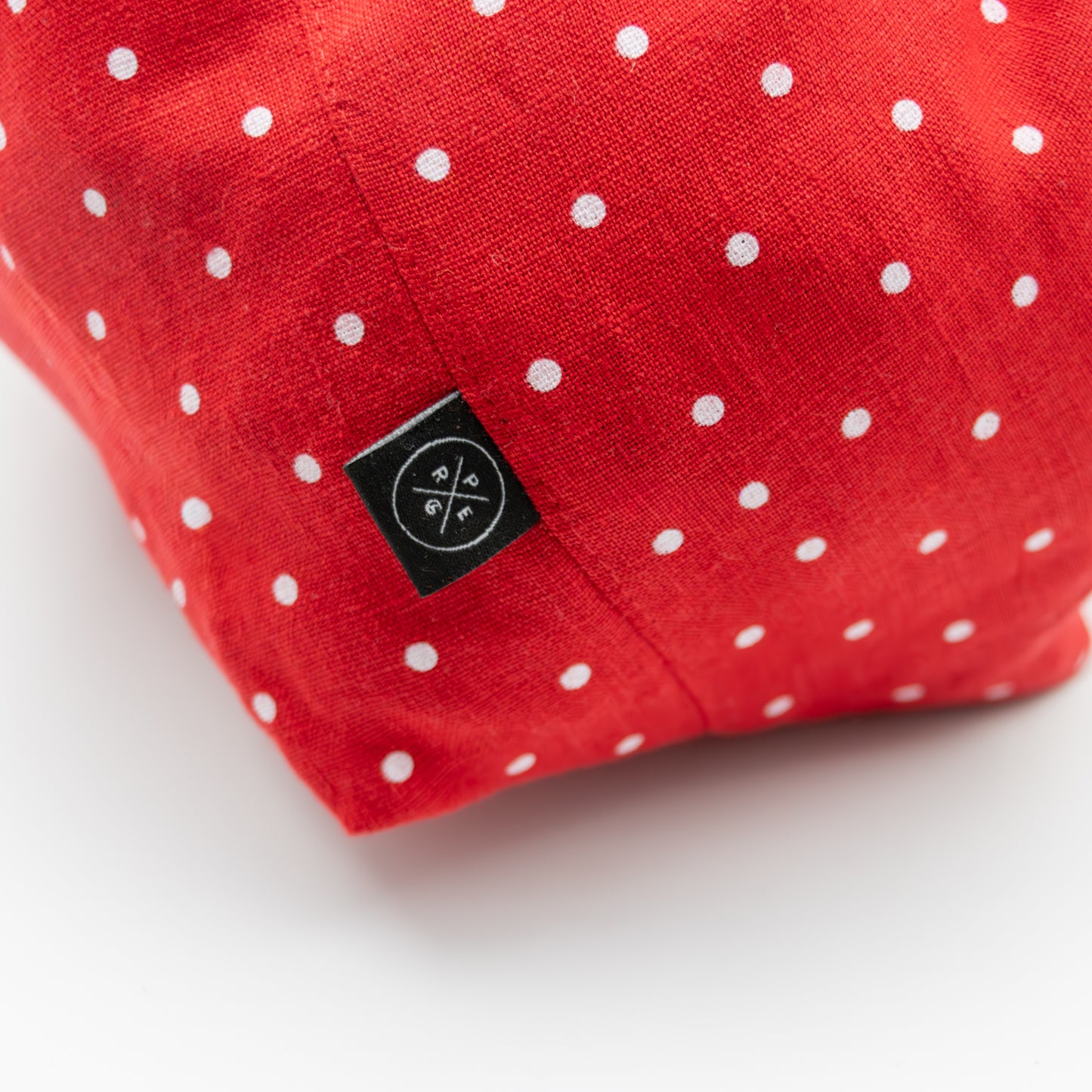 Lin knytekurv rød med prikker