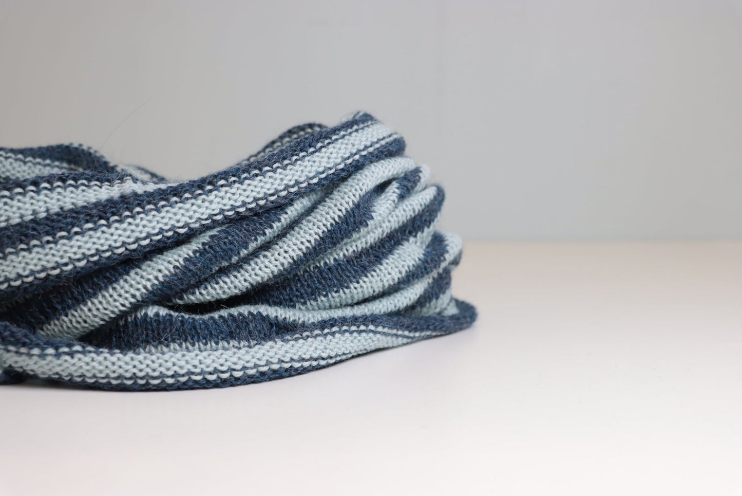 BUFF ALPAKKA STRIPET LYS BLÅ/MELERT MØRK BLÅ - PREG Interiør