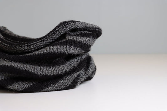 BUFF ALPAKKA STRIPET SORT/MELERT MØRK GRÅ - PREG Interiør