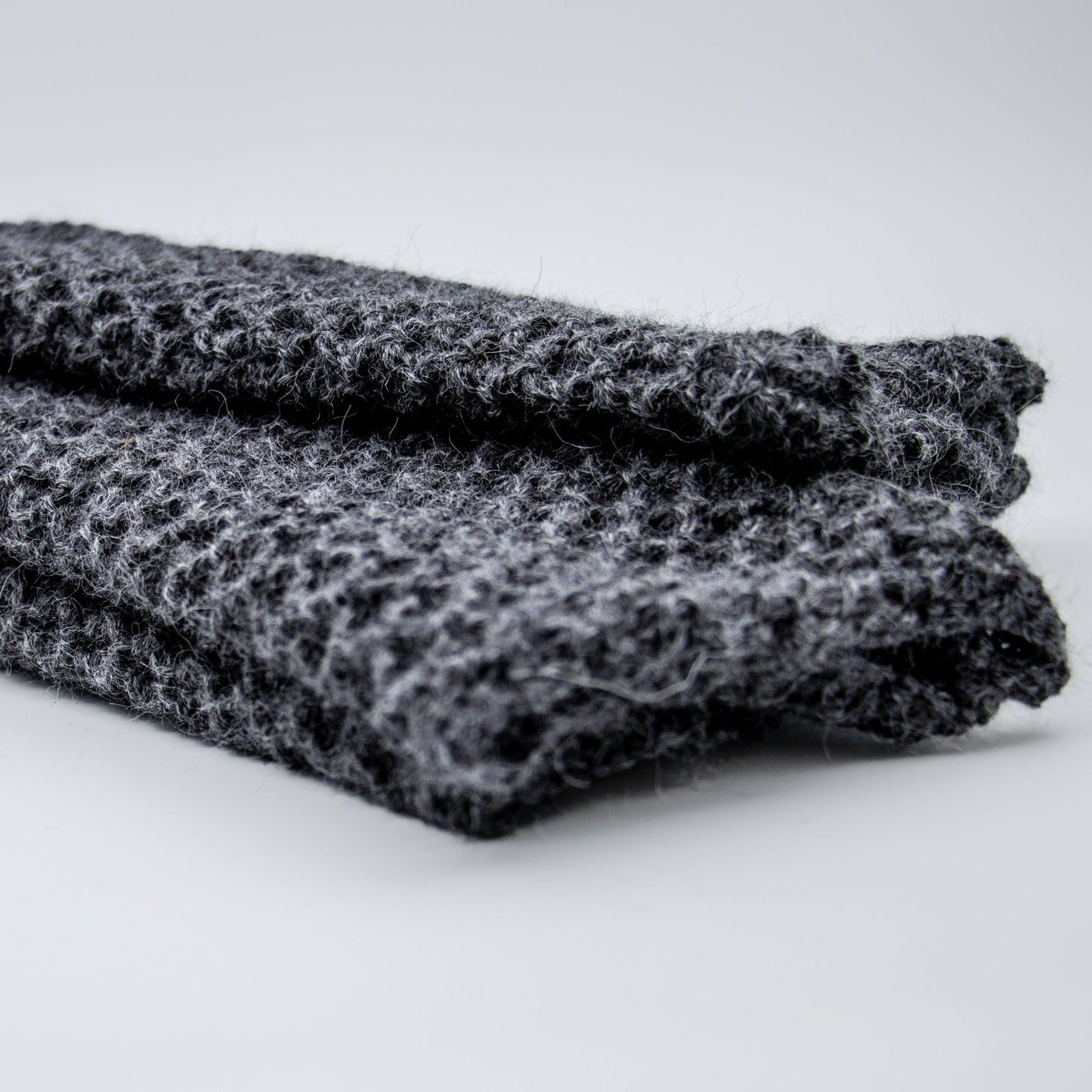 LEGGVARMERE ALPAKKA MELERT MØRK GRÅ - PREG Interiør