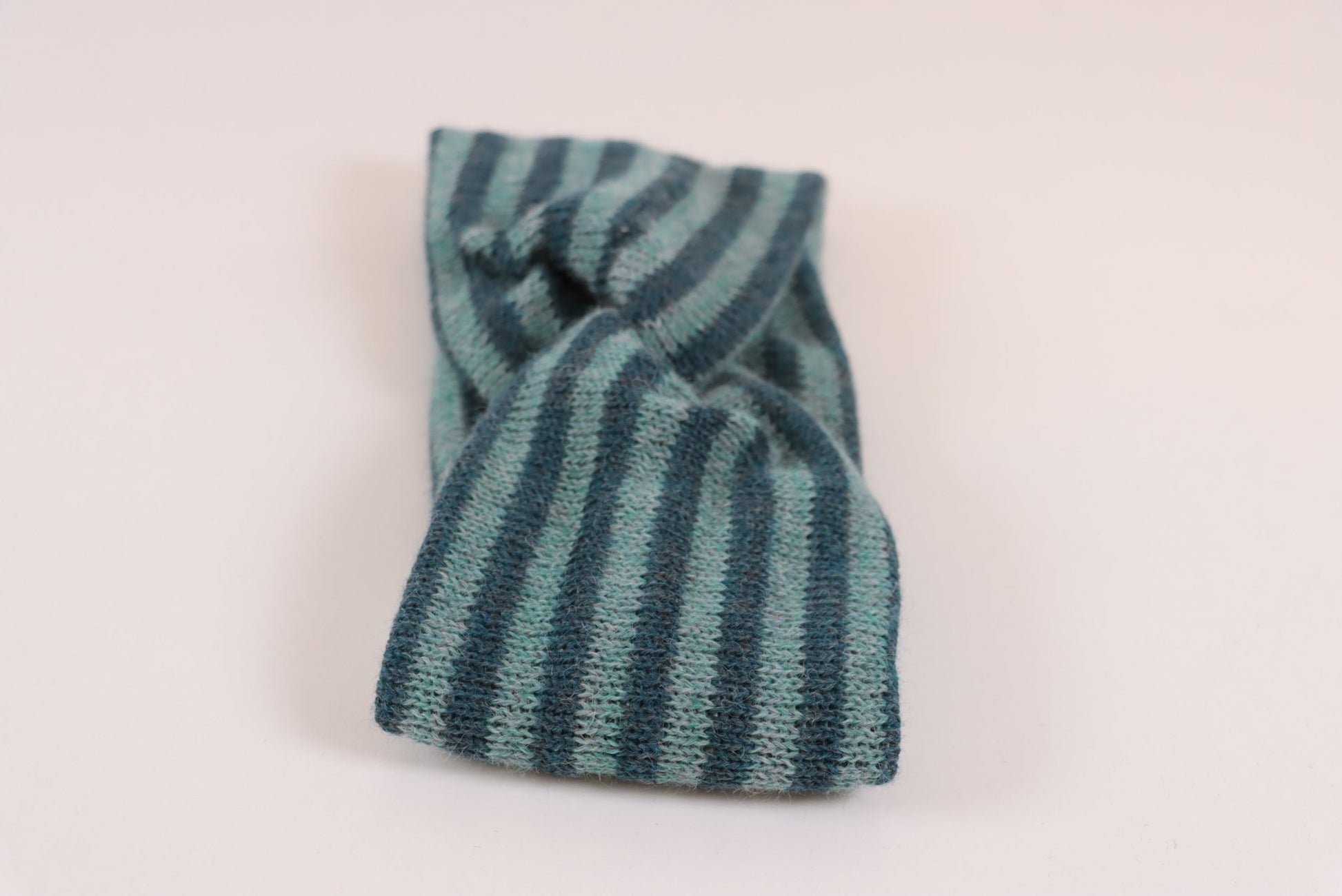 PANNEBÅND TVIST ALPAKKA STRIPET MELERT LYS AQUA/MELERT MØRK AQUA - PREG Interiør