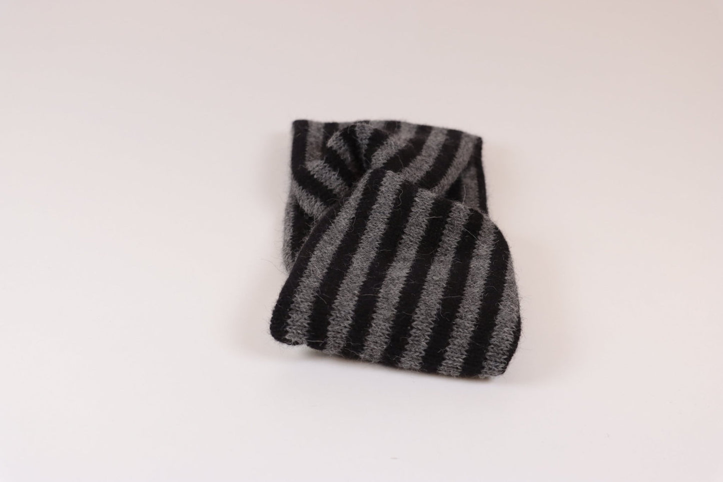 PANNEBÅND TVIST ALPAKKA STRIPET SORT/MELERT MØRK GRÅ - PREG Interiør