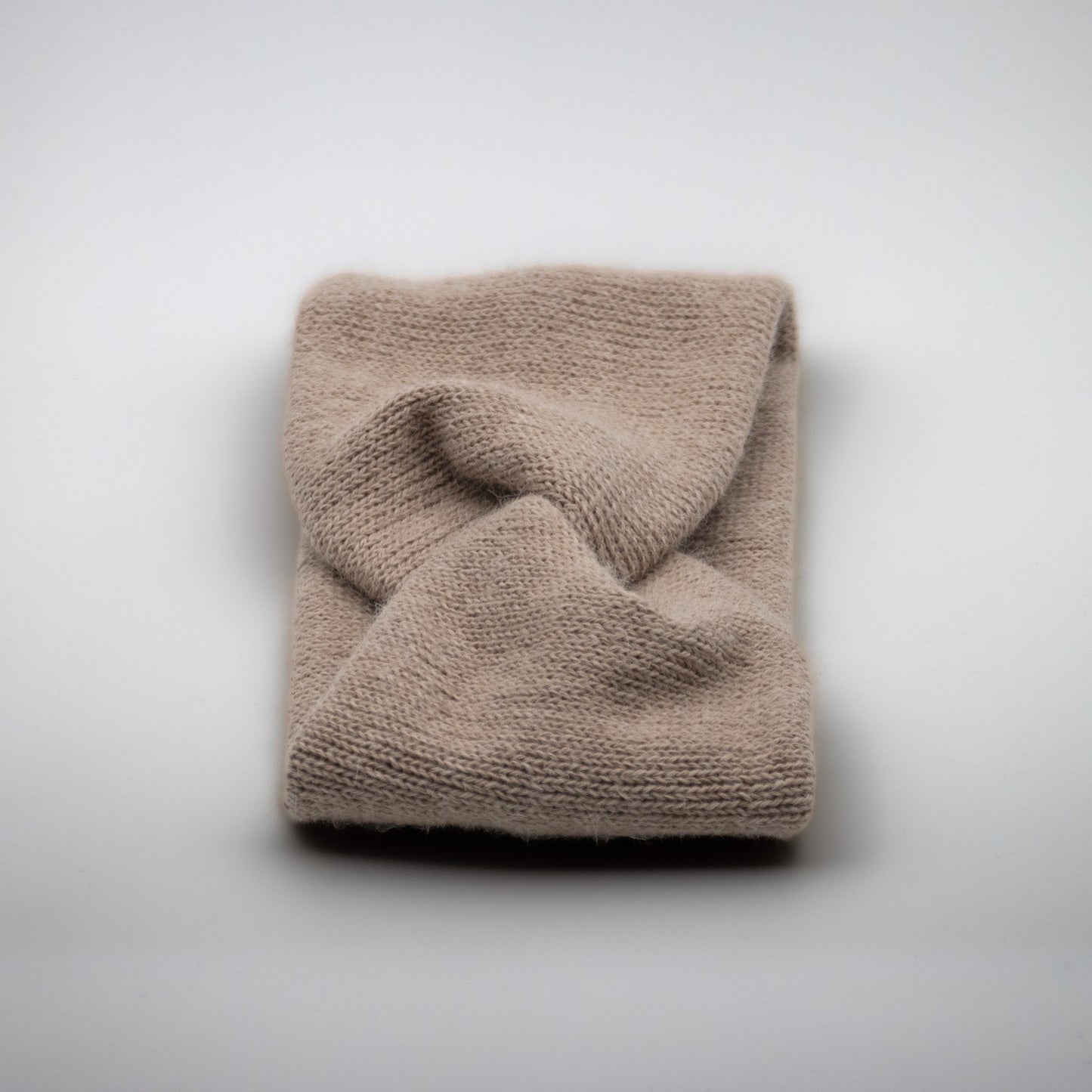 PANNEBÅND TVIST ALPAKKA VARM BEIGE - PREG Interiør