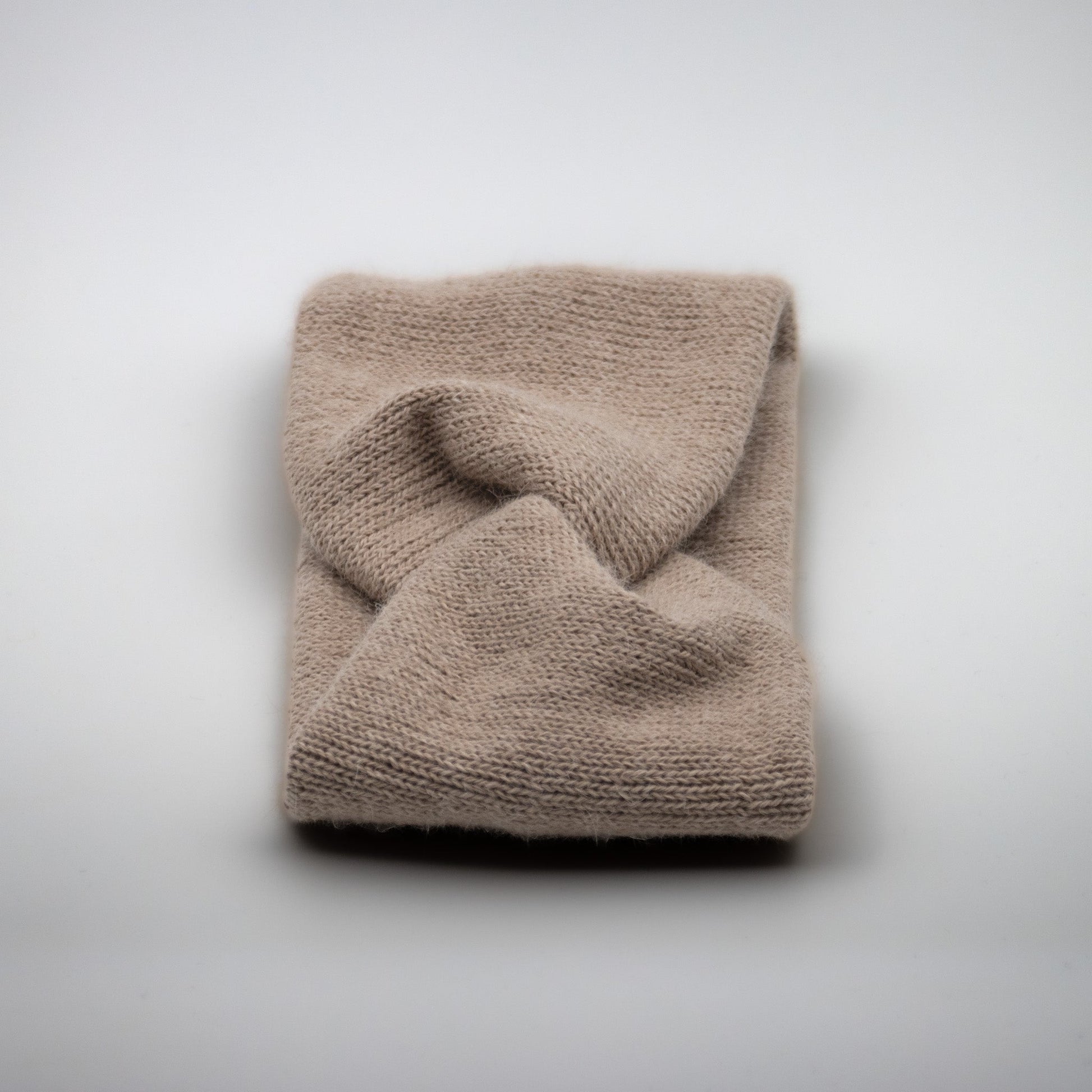 PANNEBÅND TVIST ALPAKKA VARM BEIGE - PREG Interiør