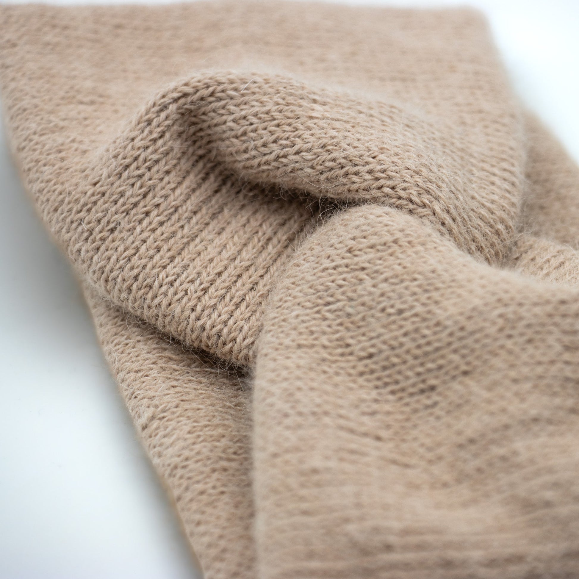 PANNEBÅND TVIST ALPAKKA VARM BEIGE - PREG Interiør