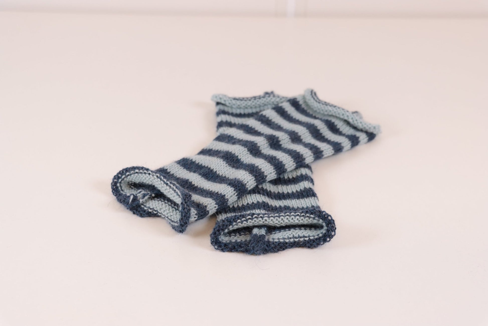 PULSVARMERE ALPAKKA STRIPET LYS BLÅ/MELERT MØRK BLÅ - PREG Interiør