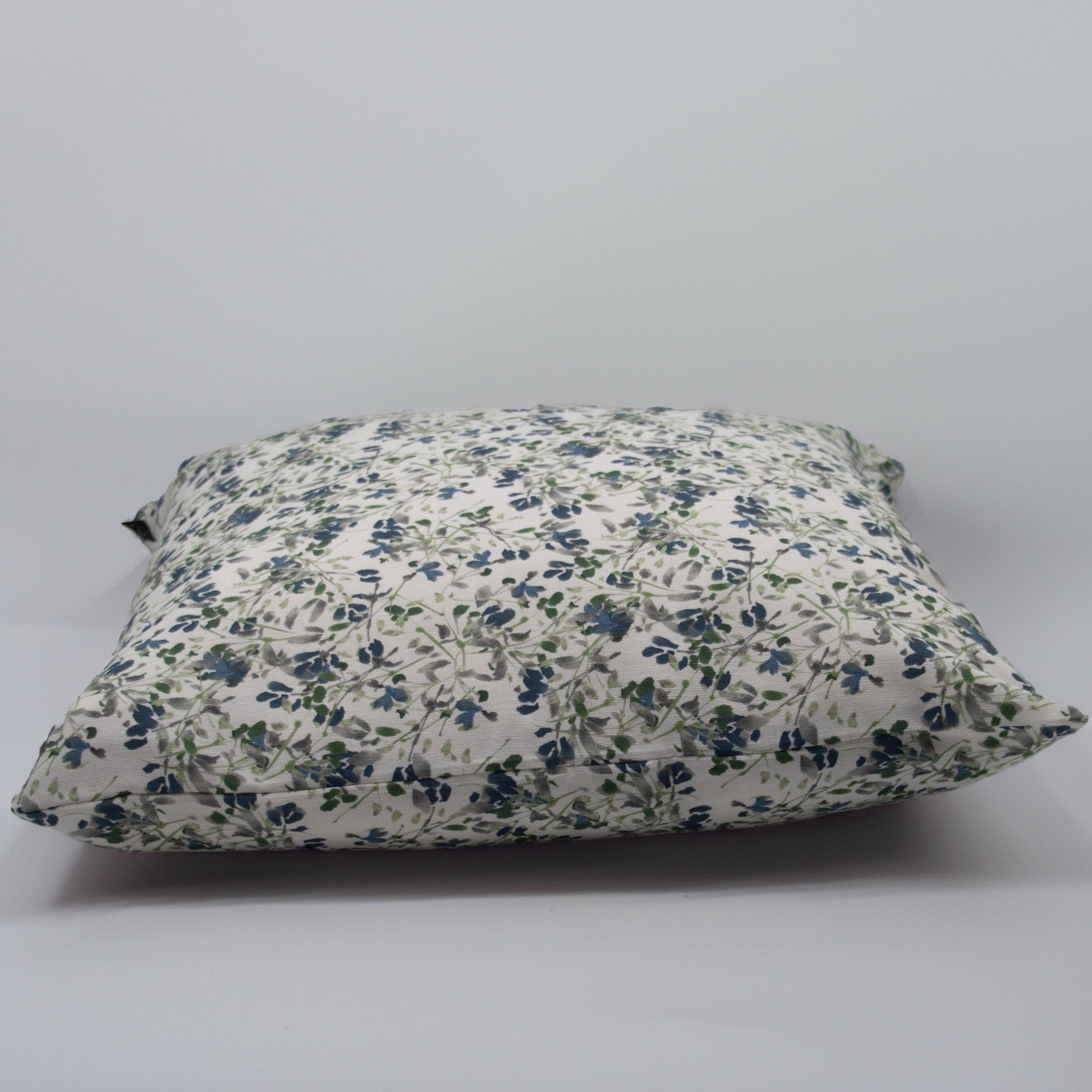 PUTETREKK 50 X 50 HVIT MED BLÅ/ GRÅ /GRØNNE BLOMSTER - PREG Interiør