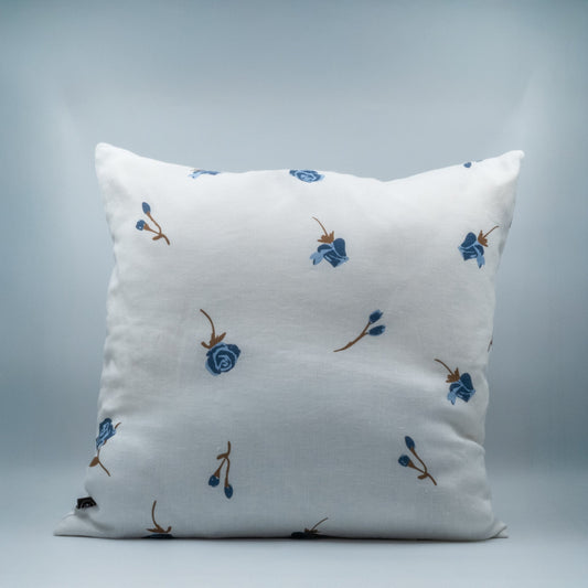 Putetrekk 50 x 50 hvit med blå roser - PREG Interiør