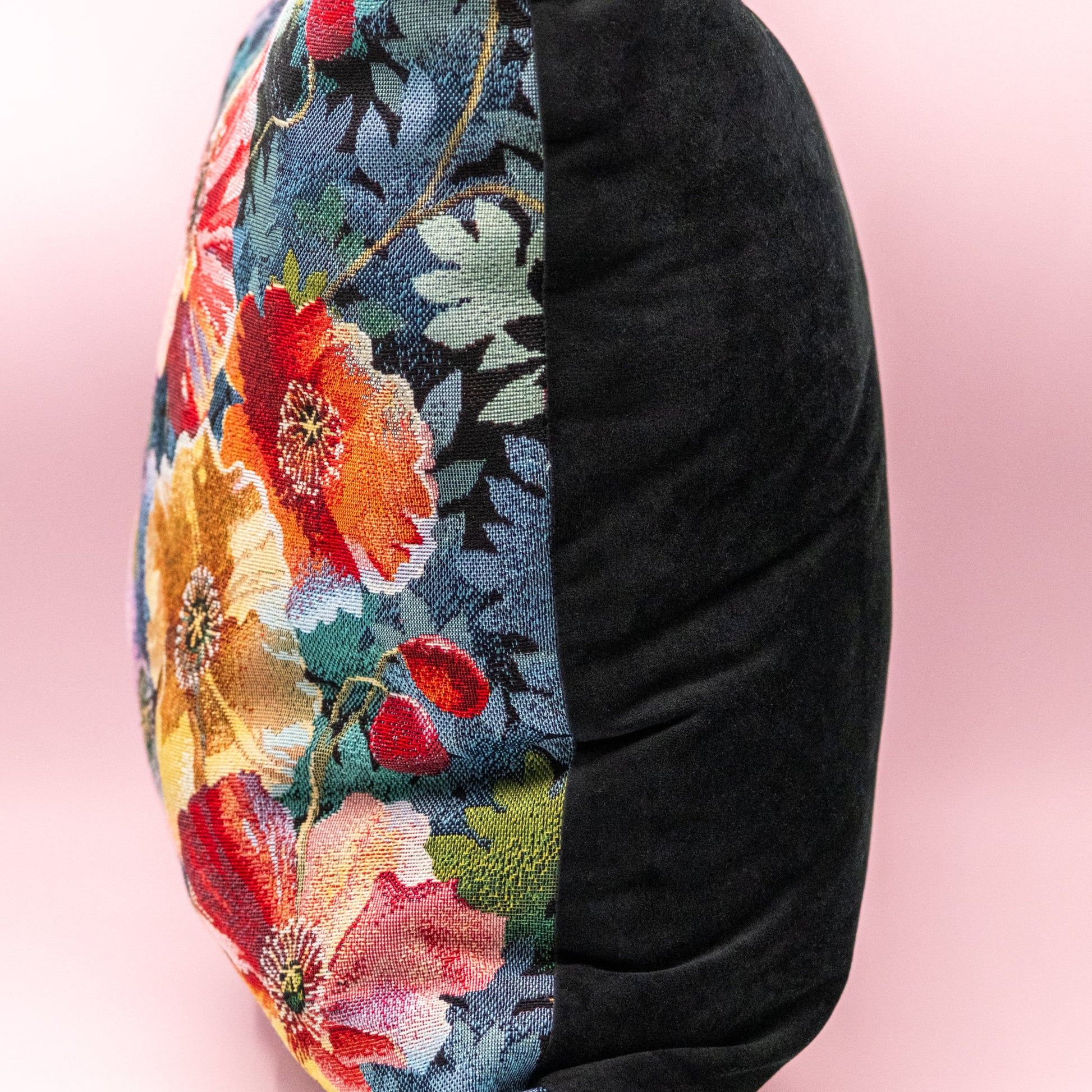 Putetrekk gobelin sort med multifargede blomster - PREG Interiør