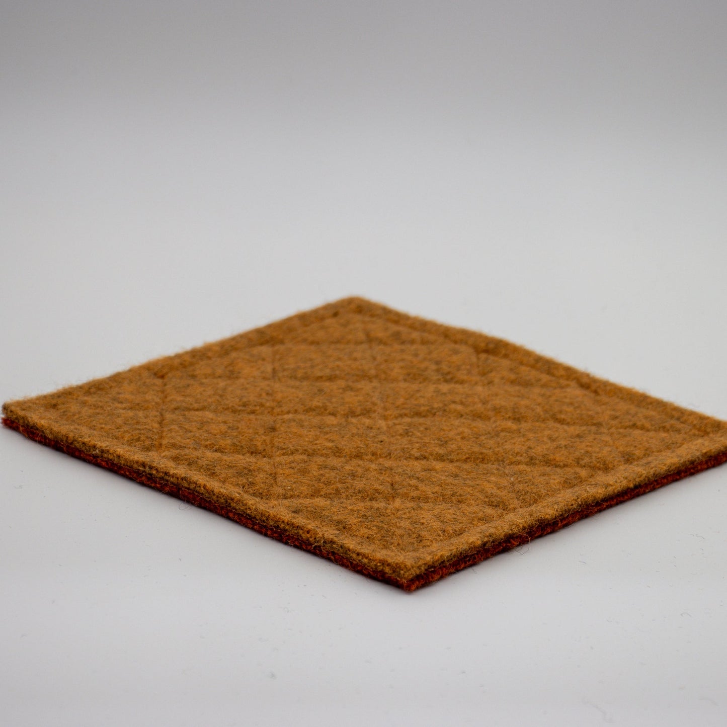 QUILTET BORDSKÅNER TO - FARGET MELERT OKER/MELERT TERRACOTTARØD - PREG Interiør