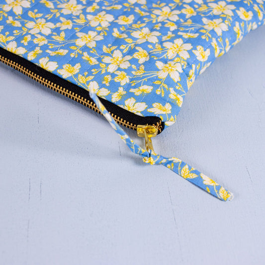 QUILTET CLUTCH BLÅ MED GULE BLOMSTER - PREG Interiør