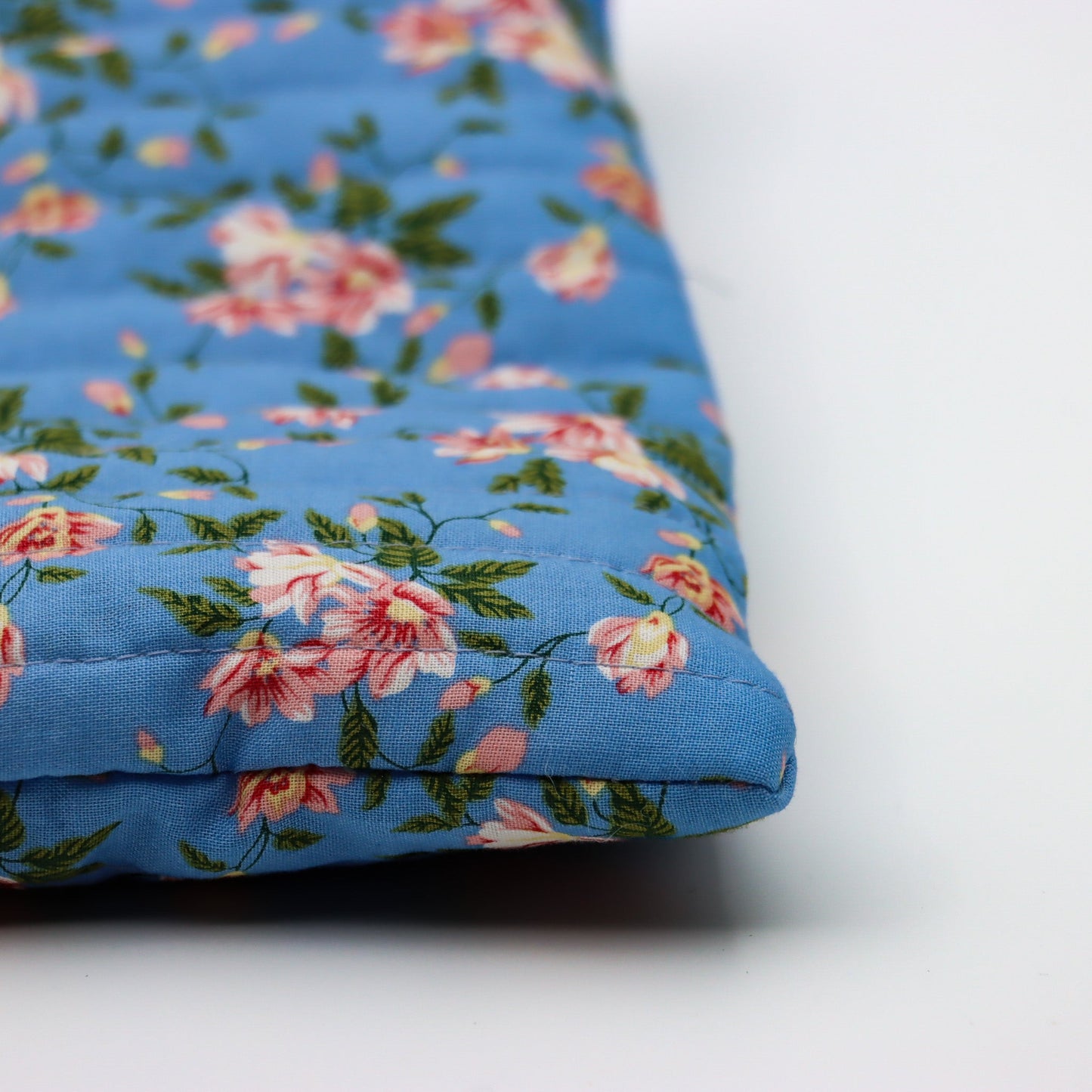 QUILTET CLUTCH BLÅ MED ROSA BLOMSTER - PREG Interiør