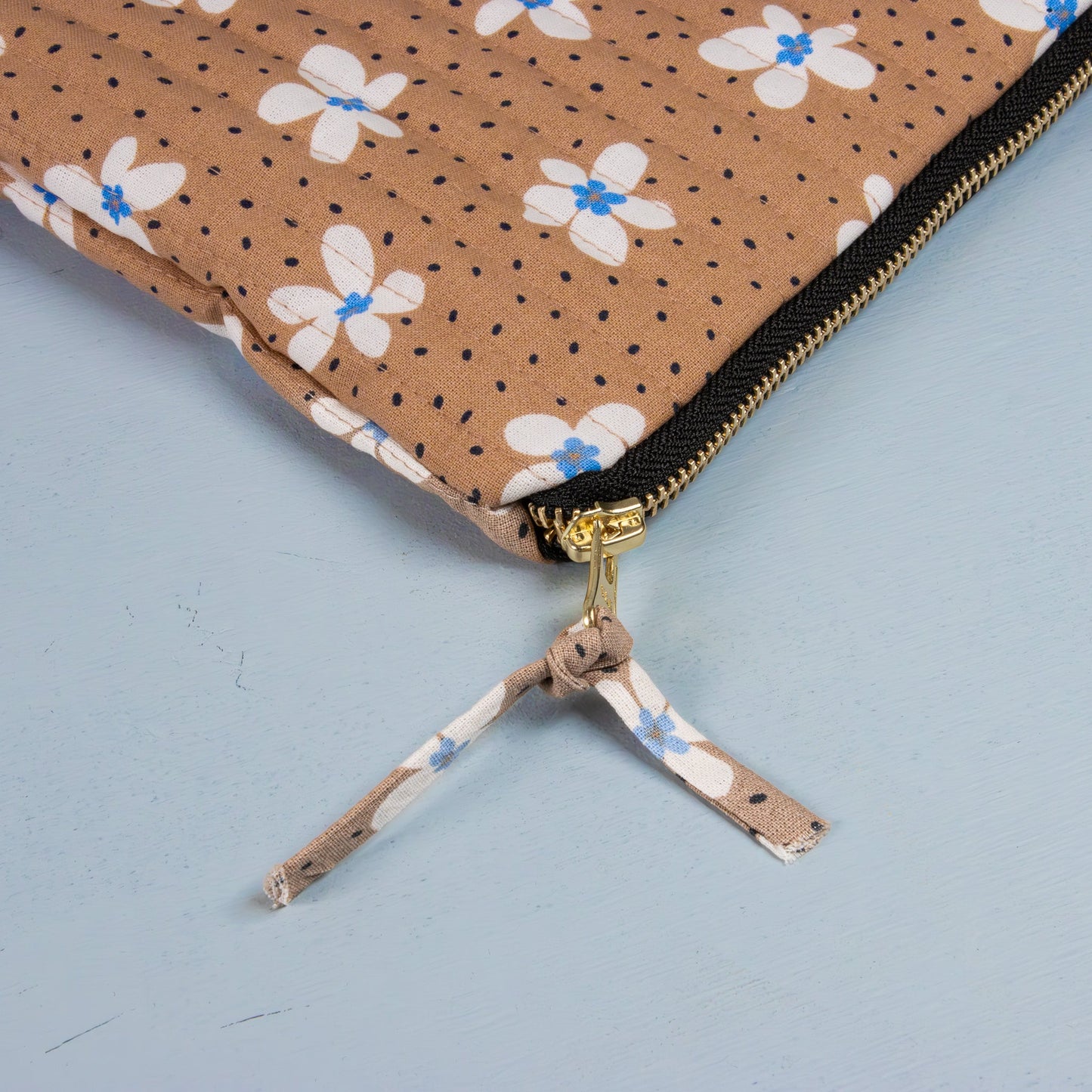QUILTET CLUTCH BRUN MED BLOMSTER - PREG Interiør