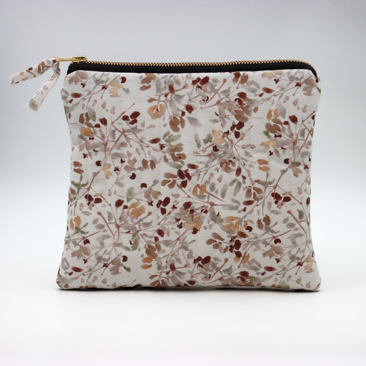 QUILTET CLUTCH HVIT MED BEIGE/BRUN BLOMSTER - PREG Interiør