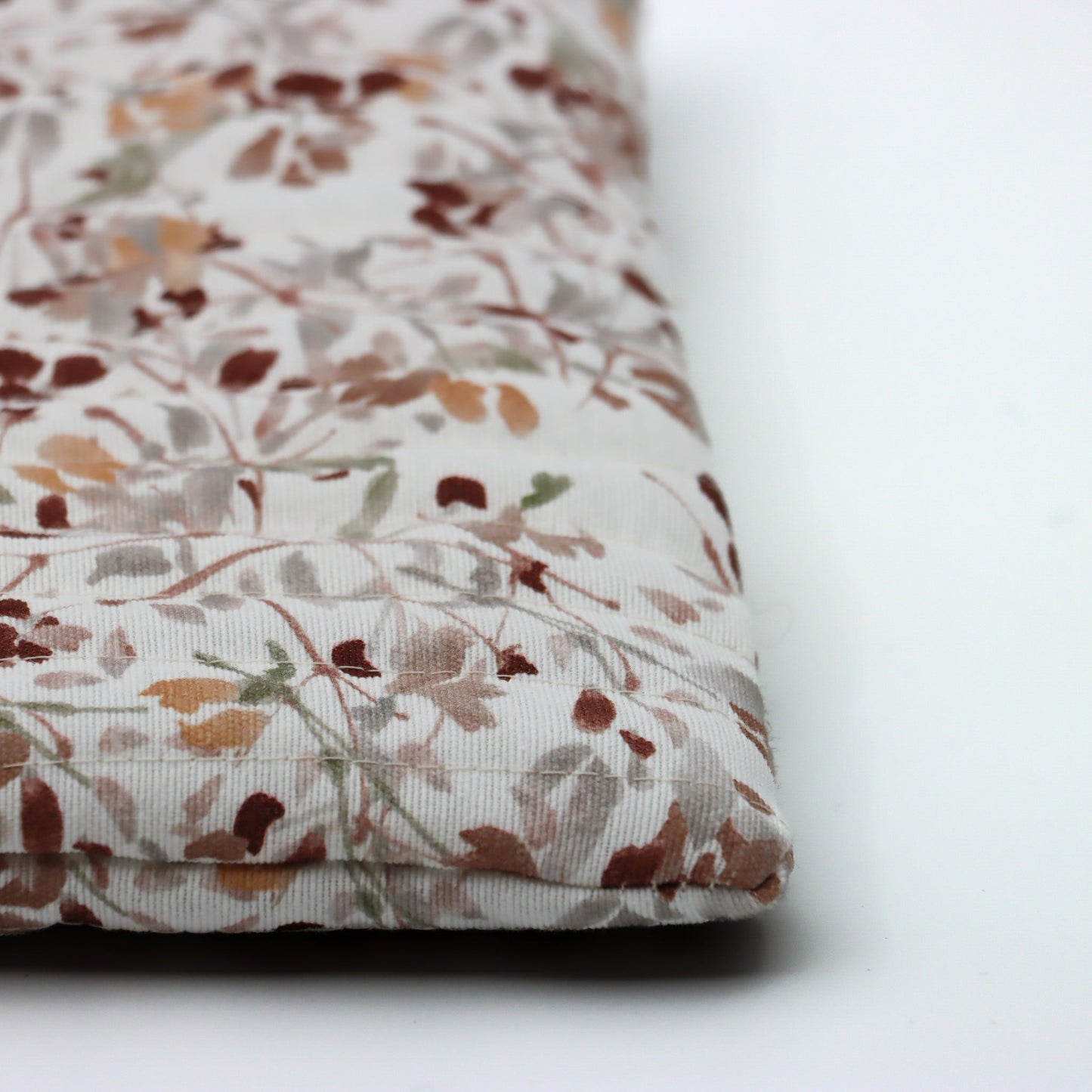 QUILTET CLUTCH HVIT MED BEIGE/BRUN BLOMSTER - PREG Interiør