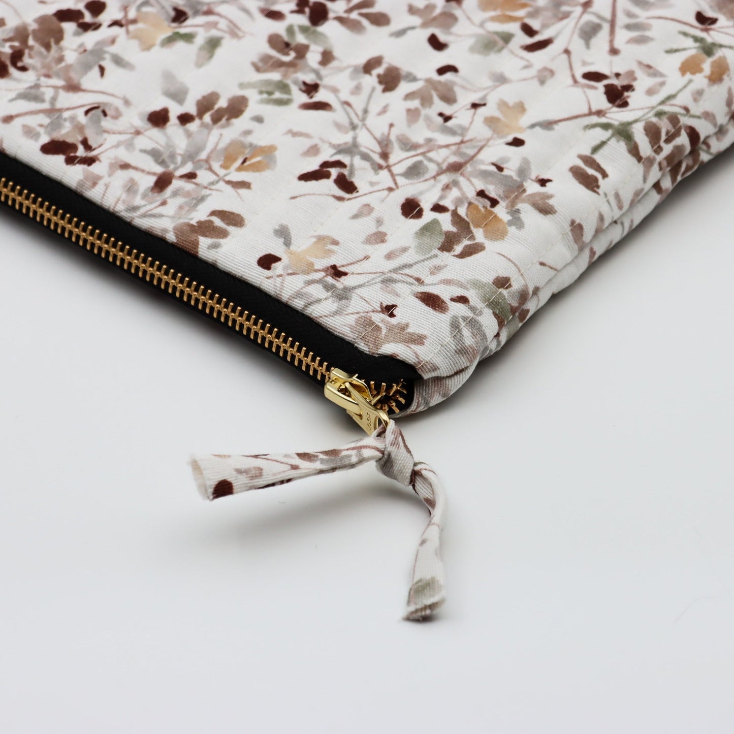 QUILTET CLUTCH HVIT MED BEIGE/BRUN BLOMSTER - PREG Interiør