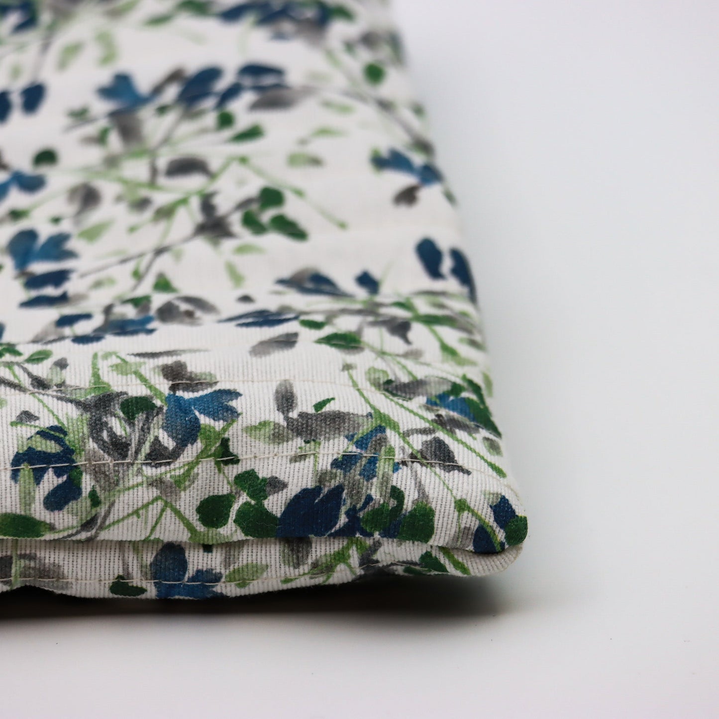 QUILTET CLUTCH HVIT MED BLÅ /GRÅ/GRØNNE BLOMSTER - PREG Interiør