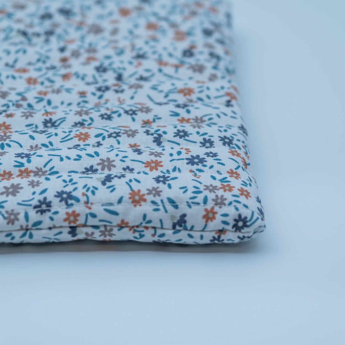 Quiltet clutch liten hvit med blomster - PREG Interiør