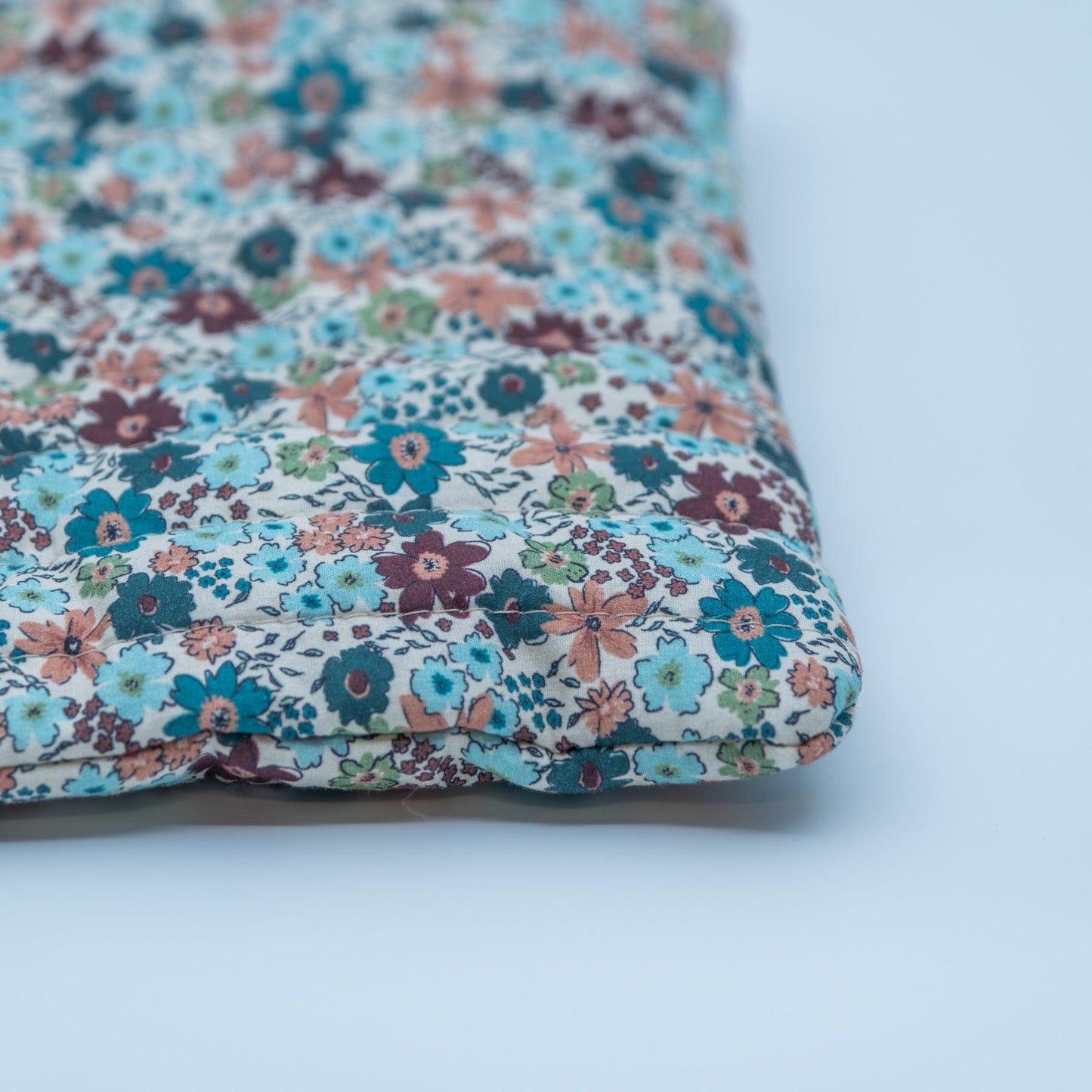 Quiltet clutch liten offwhite med blomster - PREG Interiør