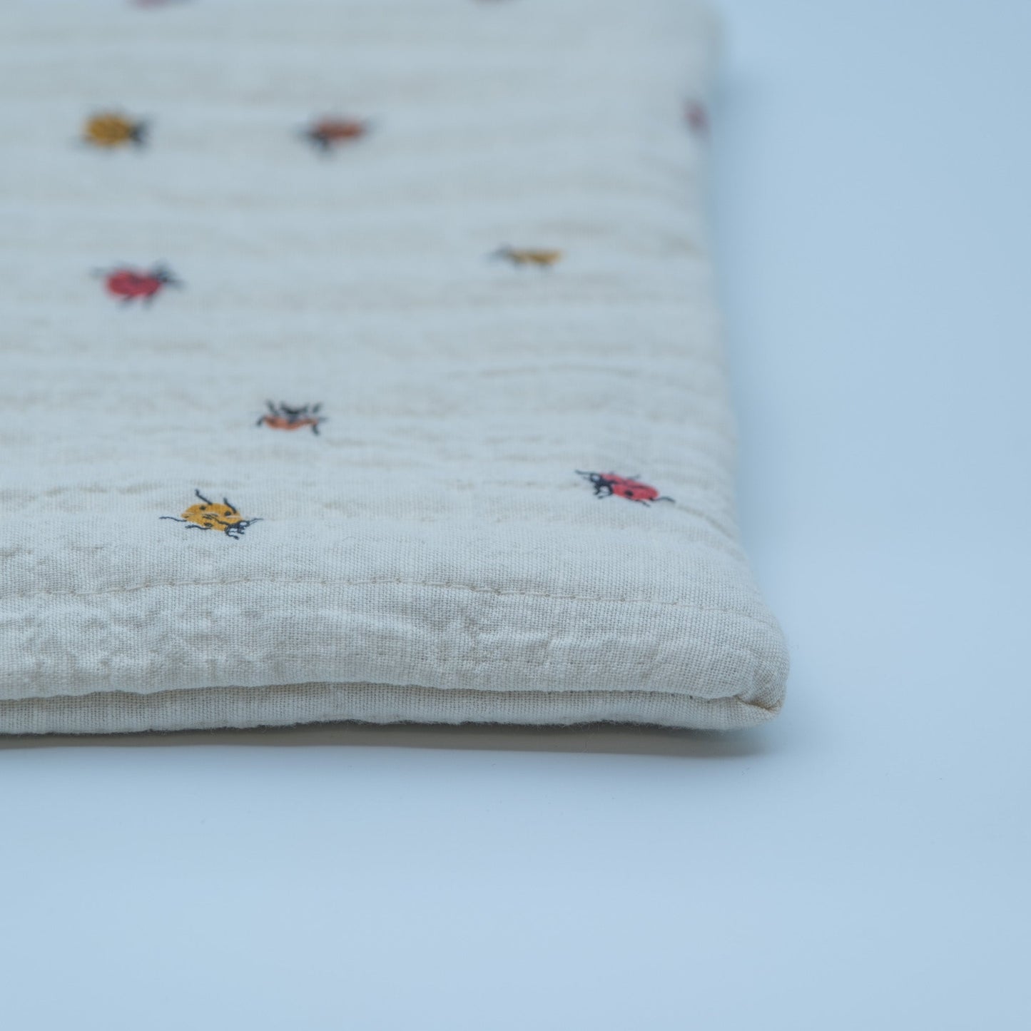 Quiltet clutch liten offwhite med marihøner - PREG Interiør