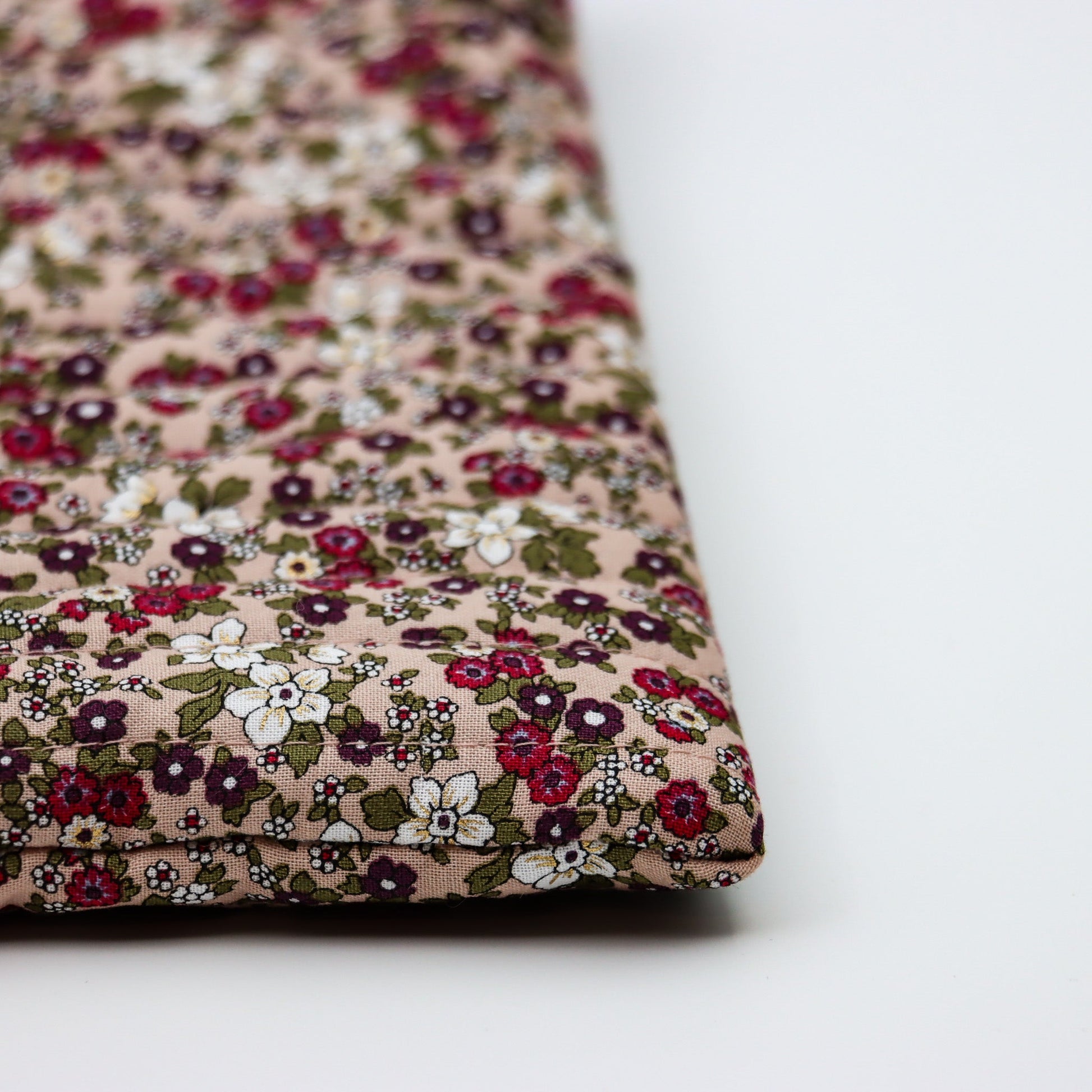 QUILTET CLUTCH LYS LYNG MED SMÅ BLOMSTER - PREG Interiør