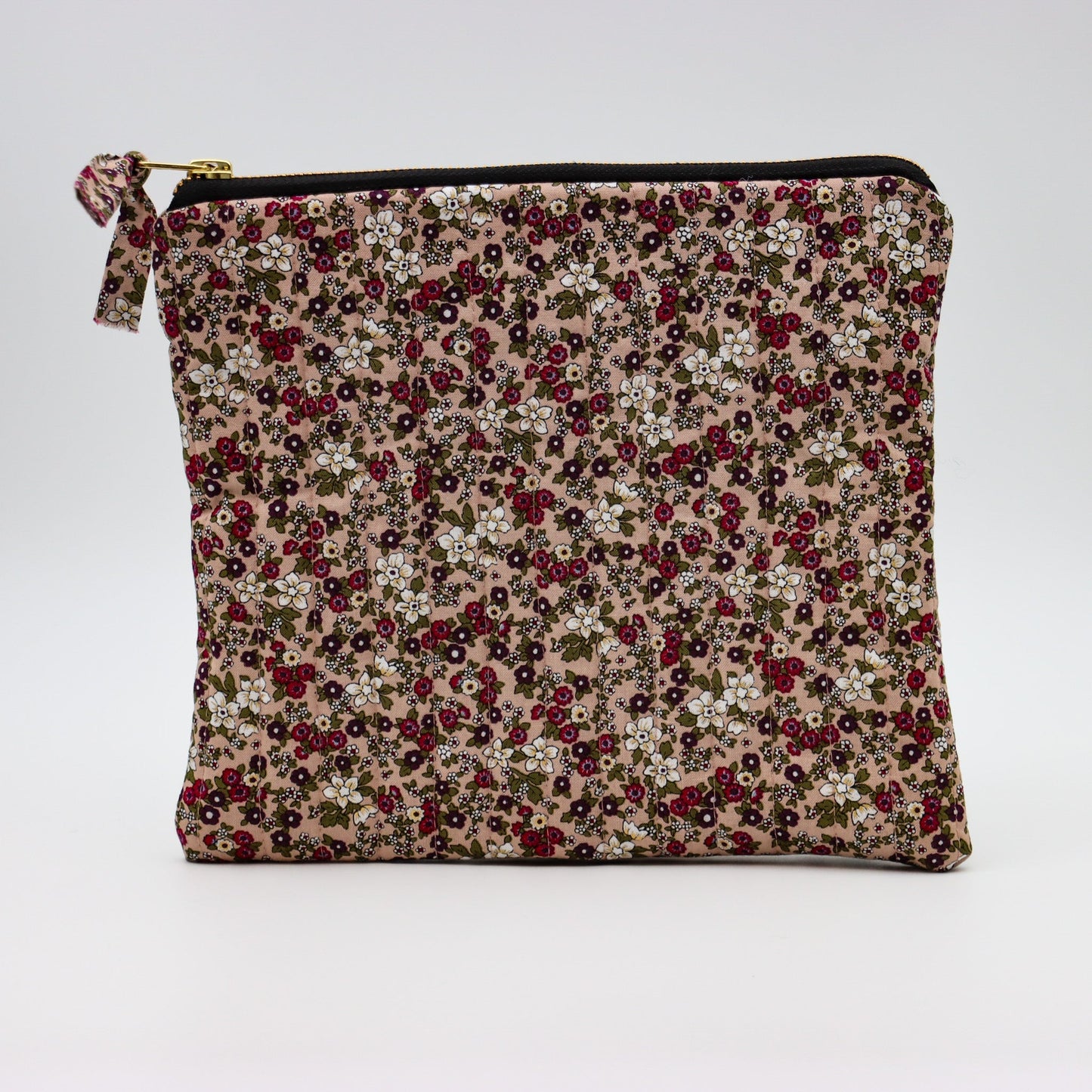 QUILTET CLUTCH LYS LYNG MED SMÅ BLOMSTER - PREG Interiør