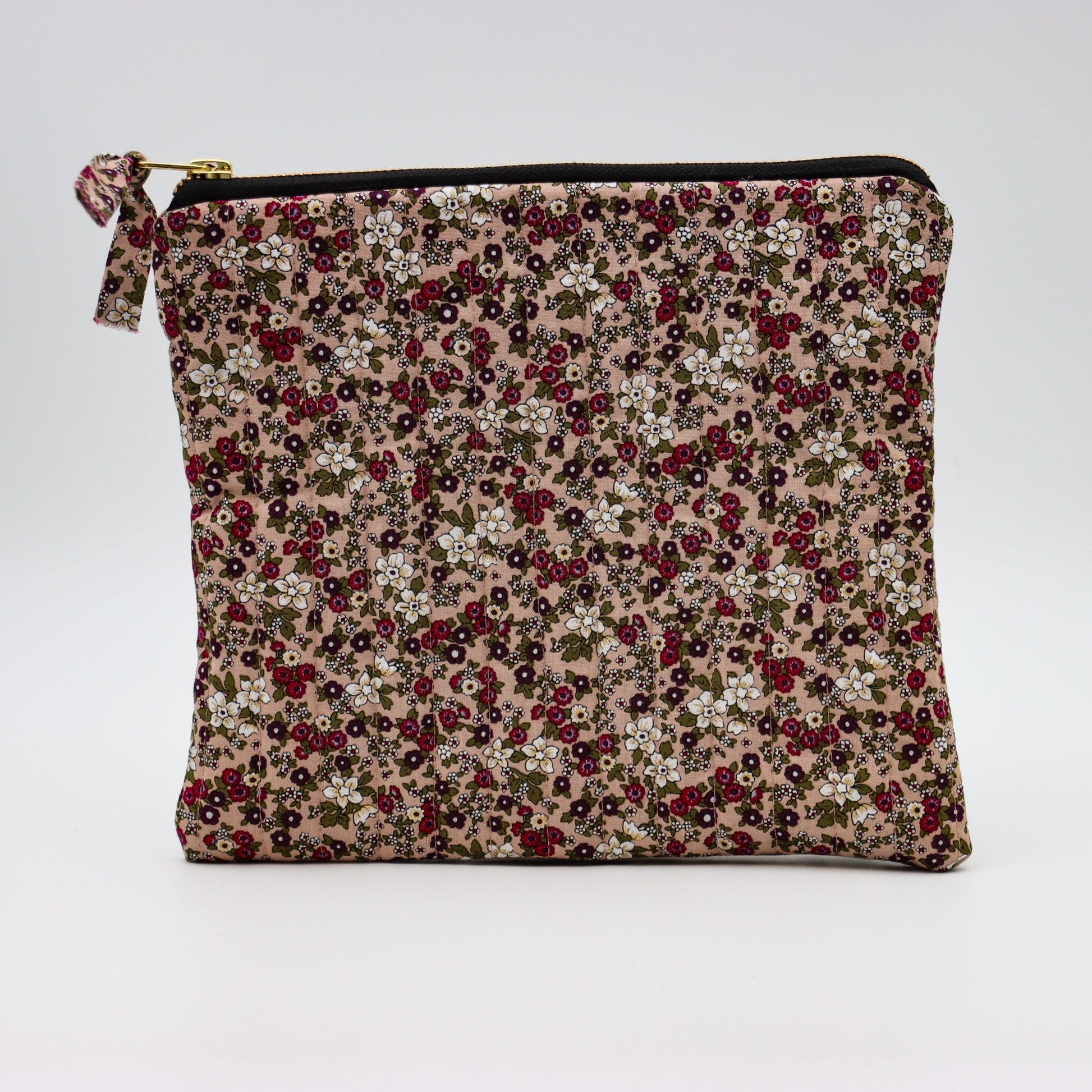 QUILTET CLUTCH LYS LYNG MED SMÅ BLOMSTER - PREG Interiør