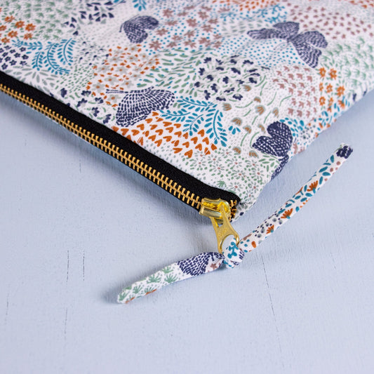 QUILTET CLUTCH OFFWHITE MED SOMMERFUGL - PREG Interiør