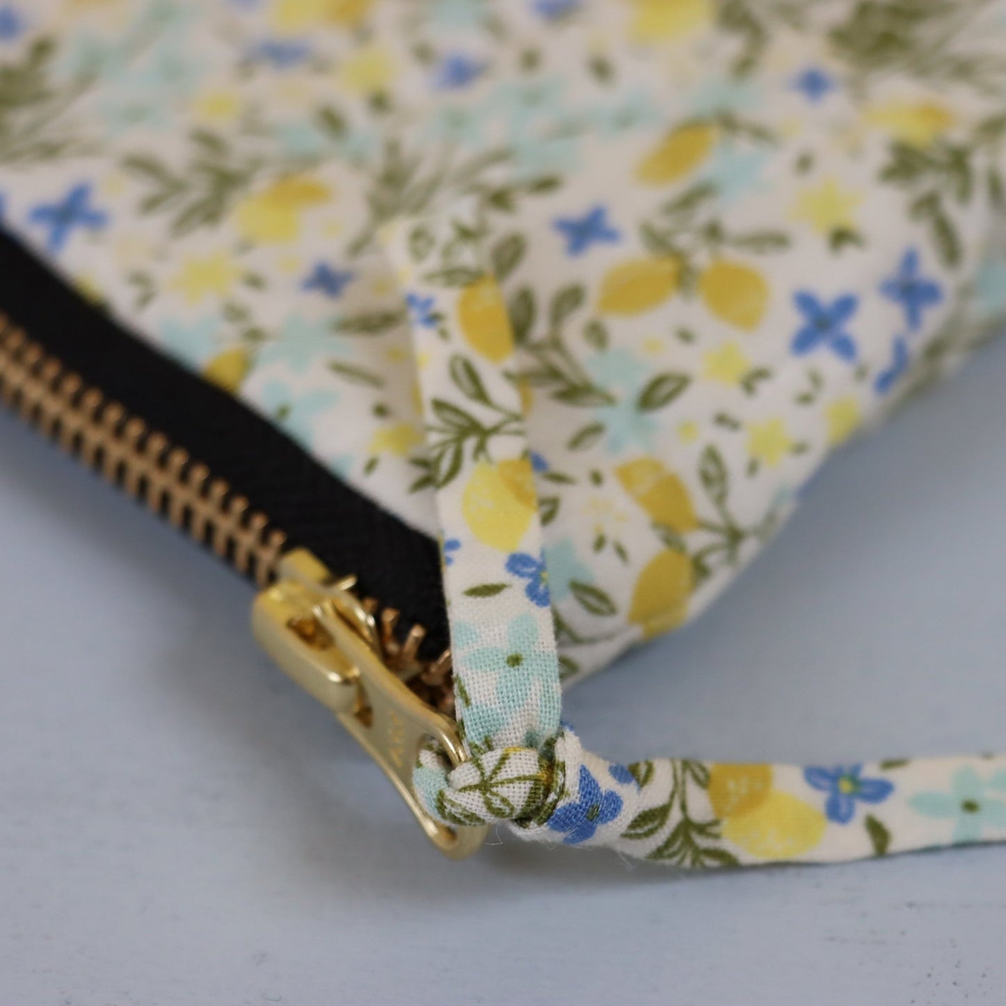 QUILTET CLUTCH SITRON OG BLÅ BLOMSTER - PREG Interiør