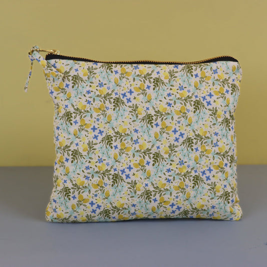 QUILTET CLUTCH SITRON OG BLÅ BLOMSTER - PREG Interiør