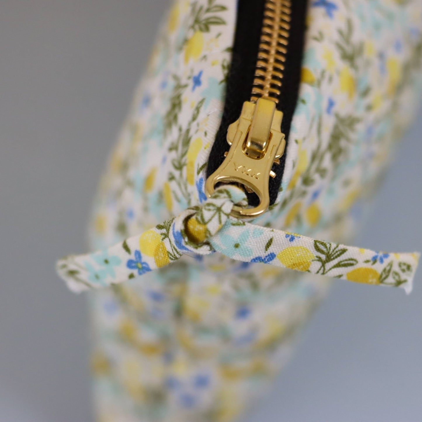 QUILTET CLUTCH SITRON OG BLÅ BLOMSTER - PREG Interiør