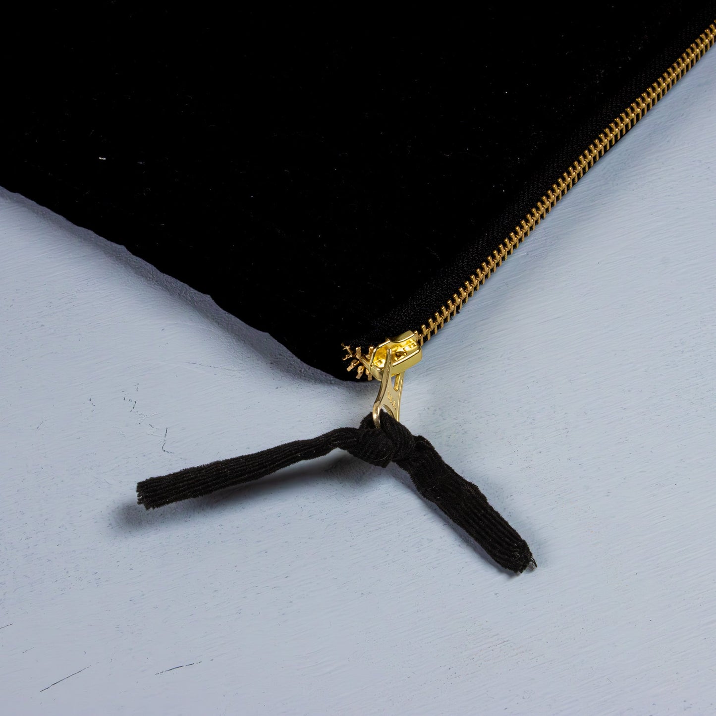 QUILTET CLUTCH SORT BABY KORDFLØYEL - PREG Interiør