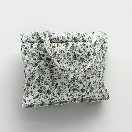 QUILTET KRISTIN VESKE HVIT MED BLÅ/GRÅ/GRØNNE BLOMSTER - PREG Interiør