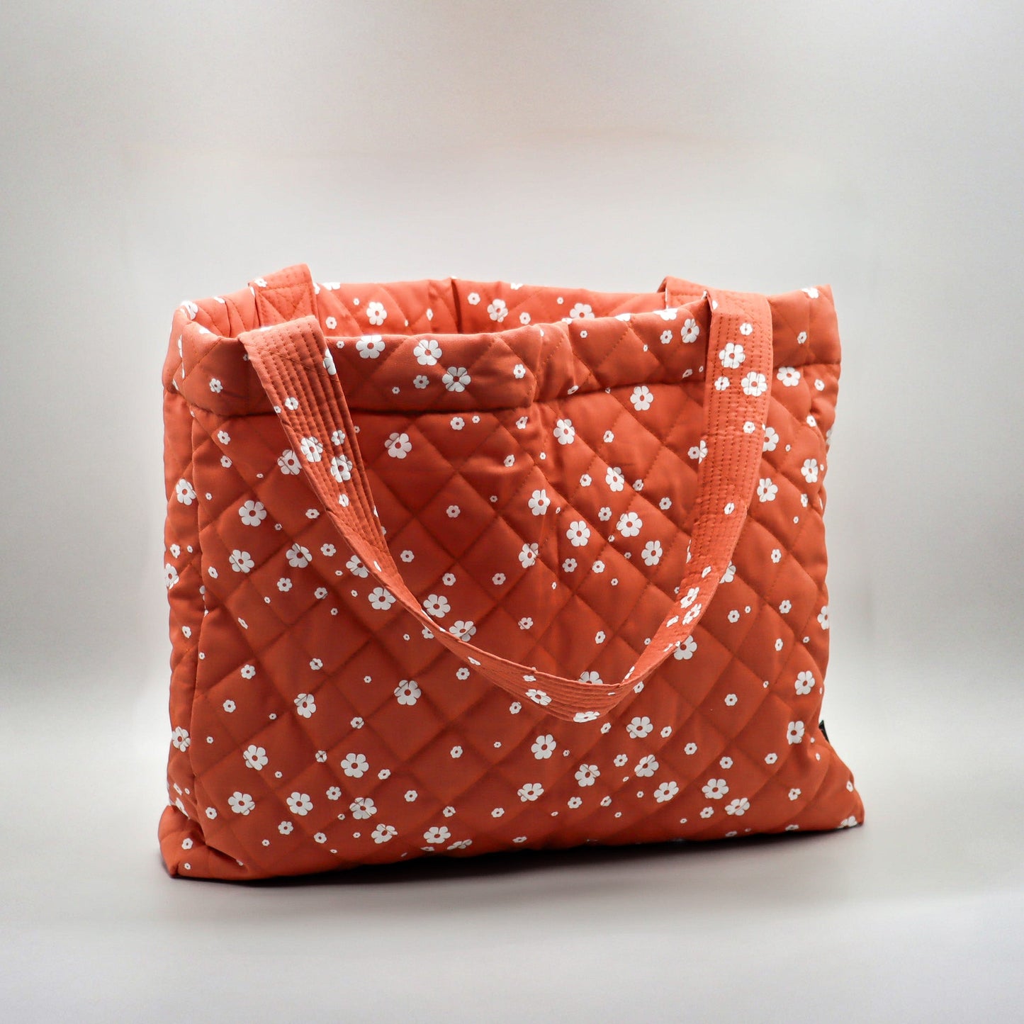 QUILTET VESKE KRISTIN ORANGE MED HVITE BLOMSTER - PREG Interiør
