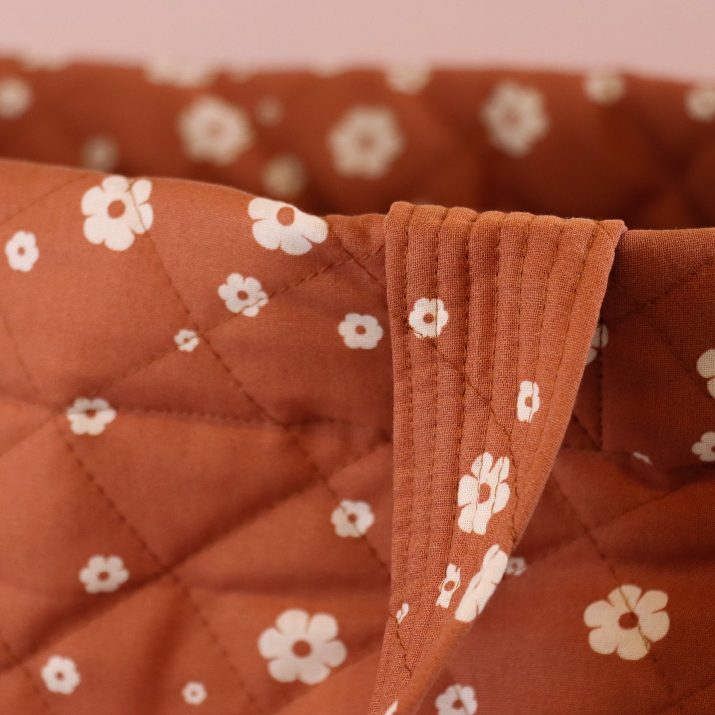 QUILTET VESKE KRISTIN ORANGE MED HVITE BLOMSTER - PREG Interiør