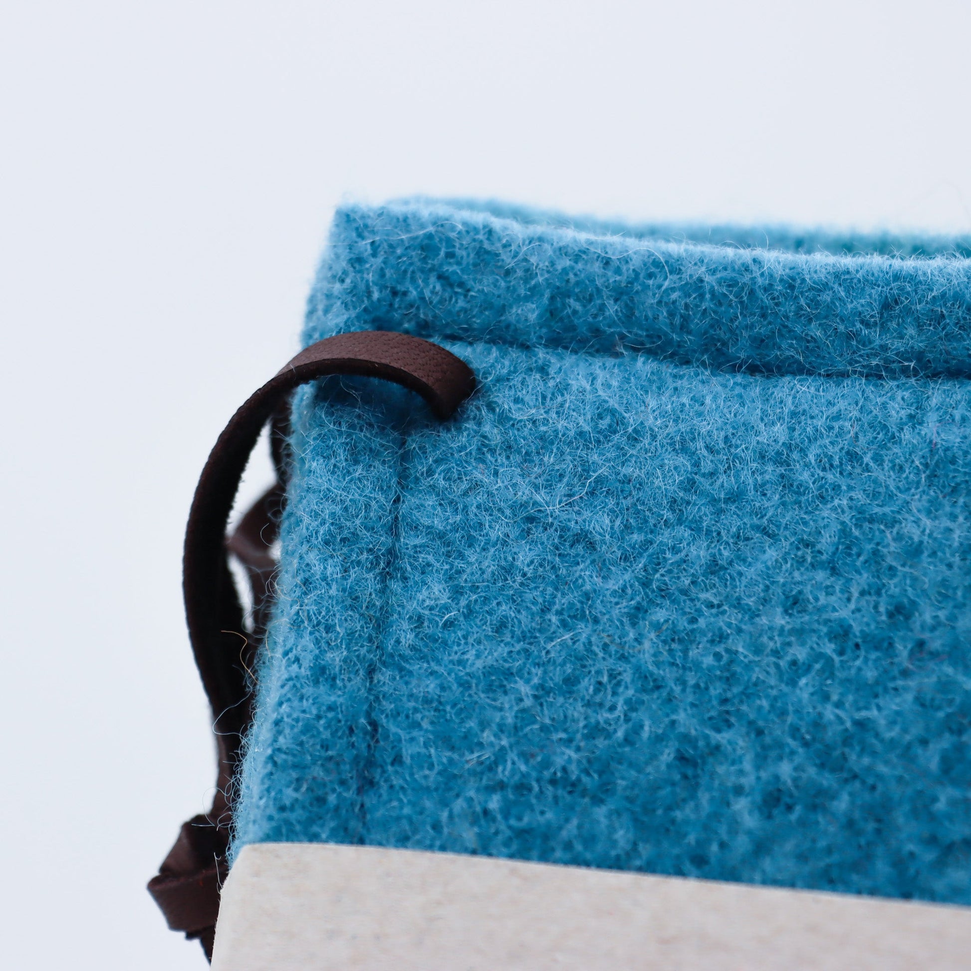 ULL GRYTEKLUTER LYS BONDEBLÅ - PREG Interiør