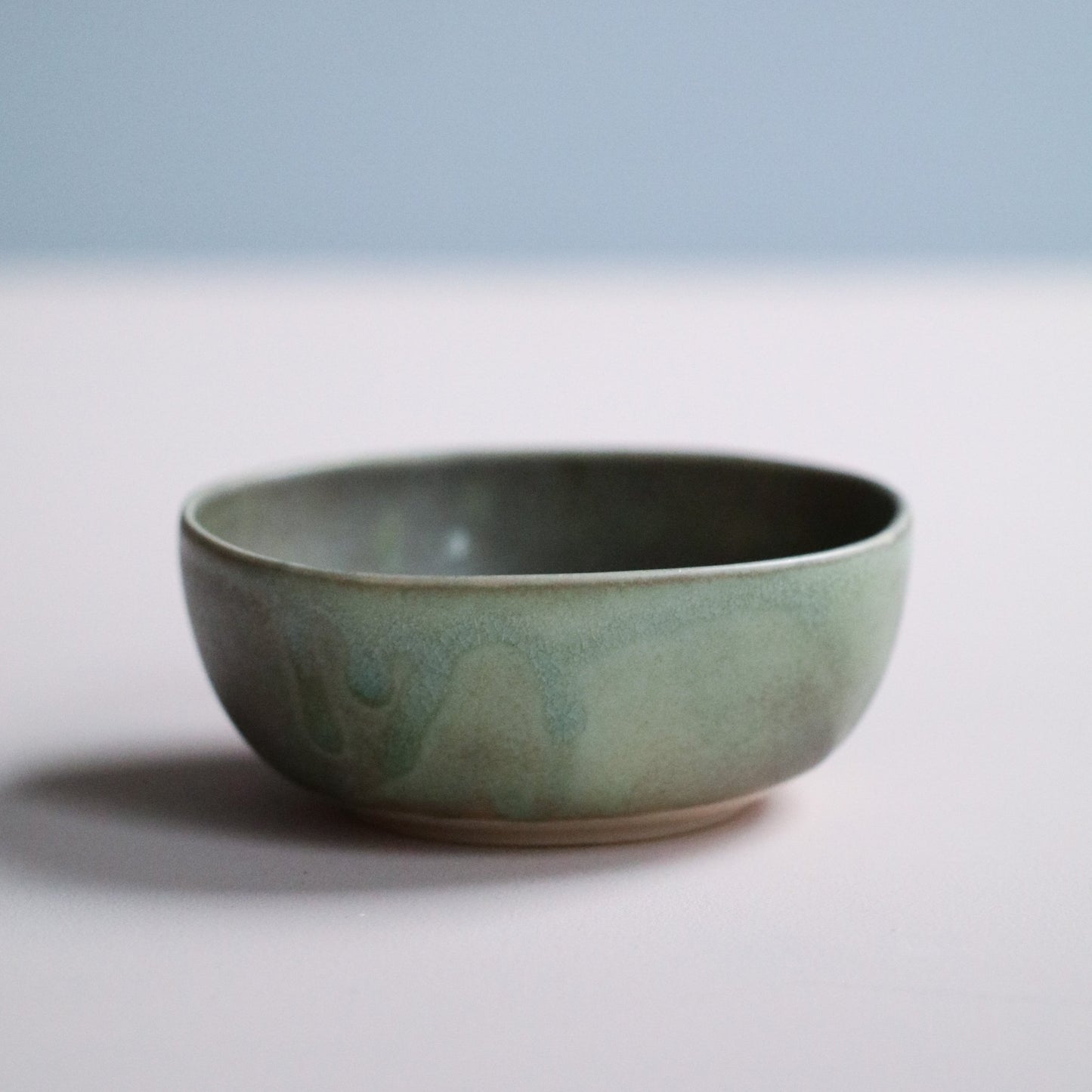 HÅNDFORMET BOLLE LITEN CELADON GRØNN - PREG Interiør