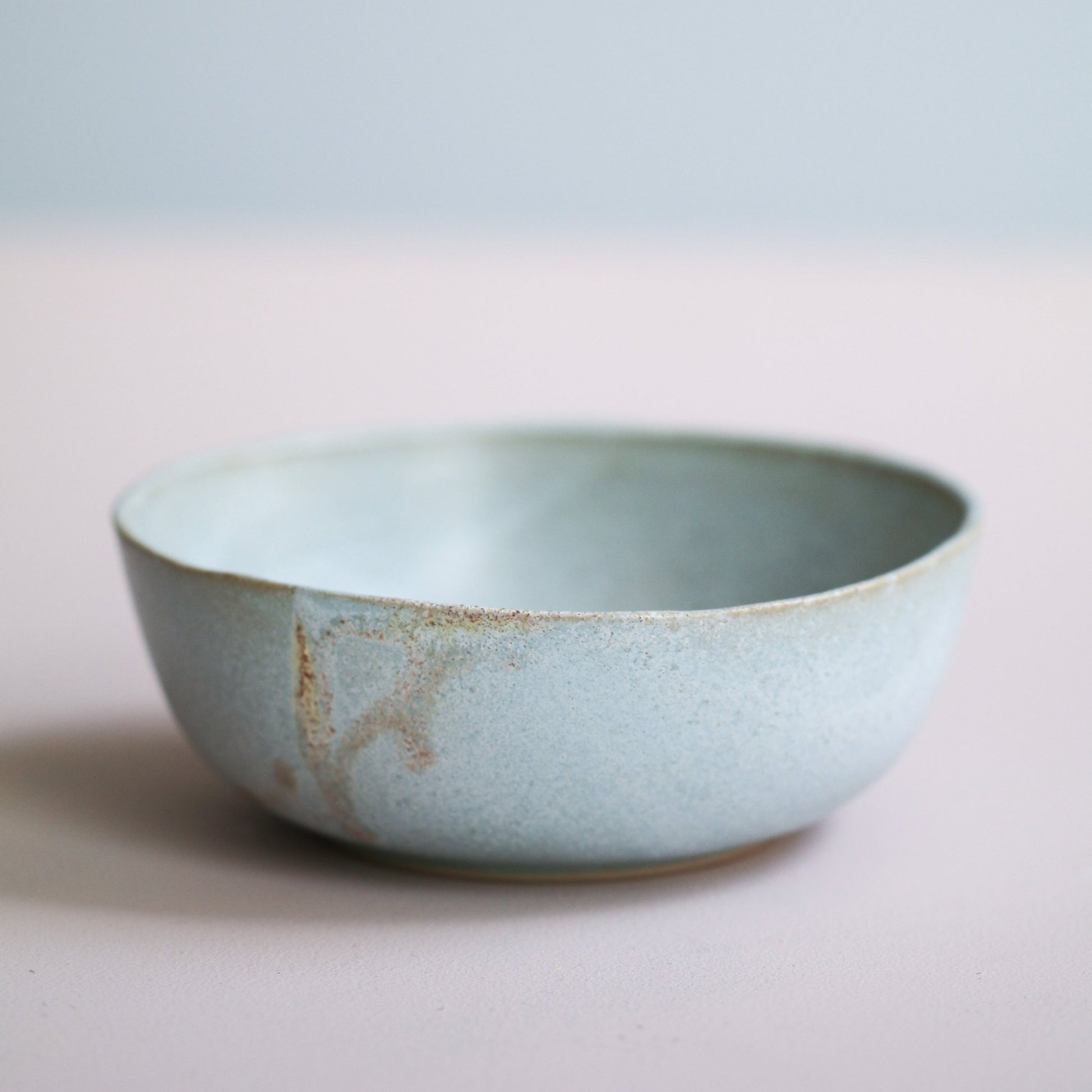 HÅNDFORMET BOLLE LITEN GRAZIE LYSEBLÅ - PREG Interiør