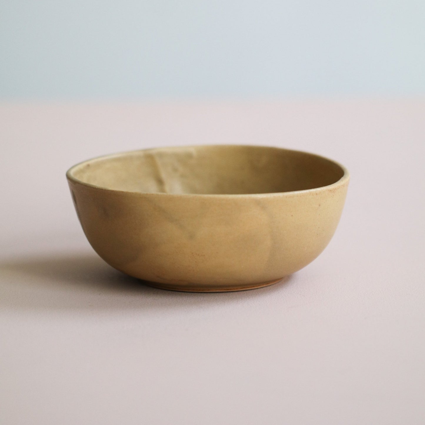 HÅNDFORMET BOLLE LITEN IBERICA OKER - PREG Interiør