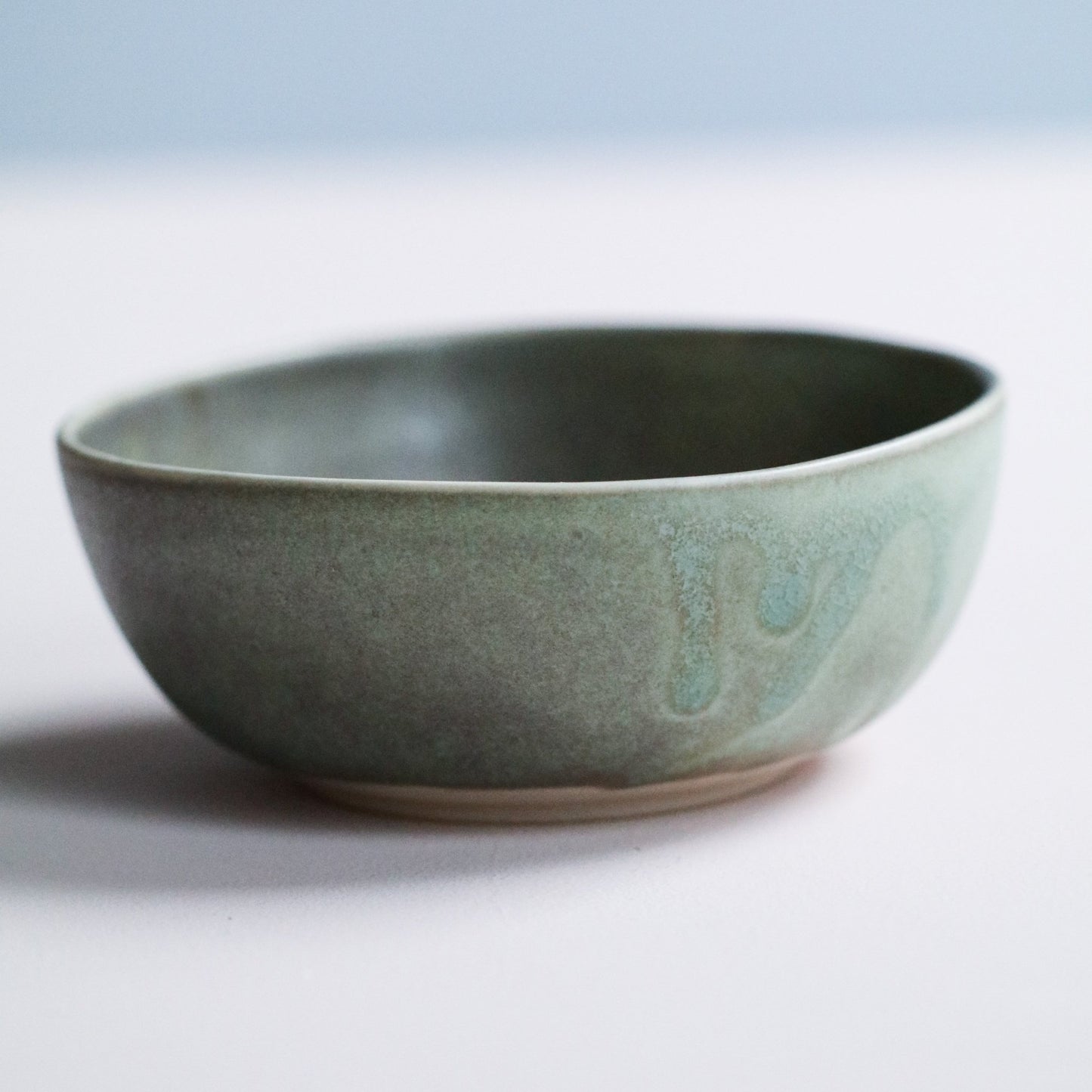 HÅNDFORMET BOLLE STOR CELADON GRØNN - PREG Interiør