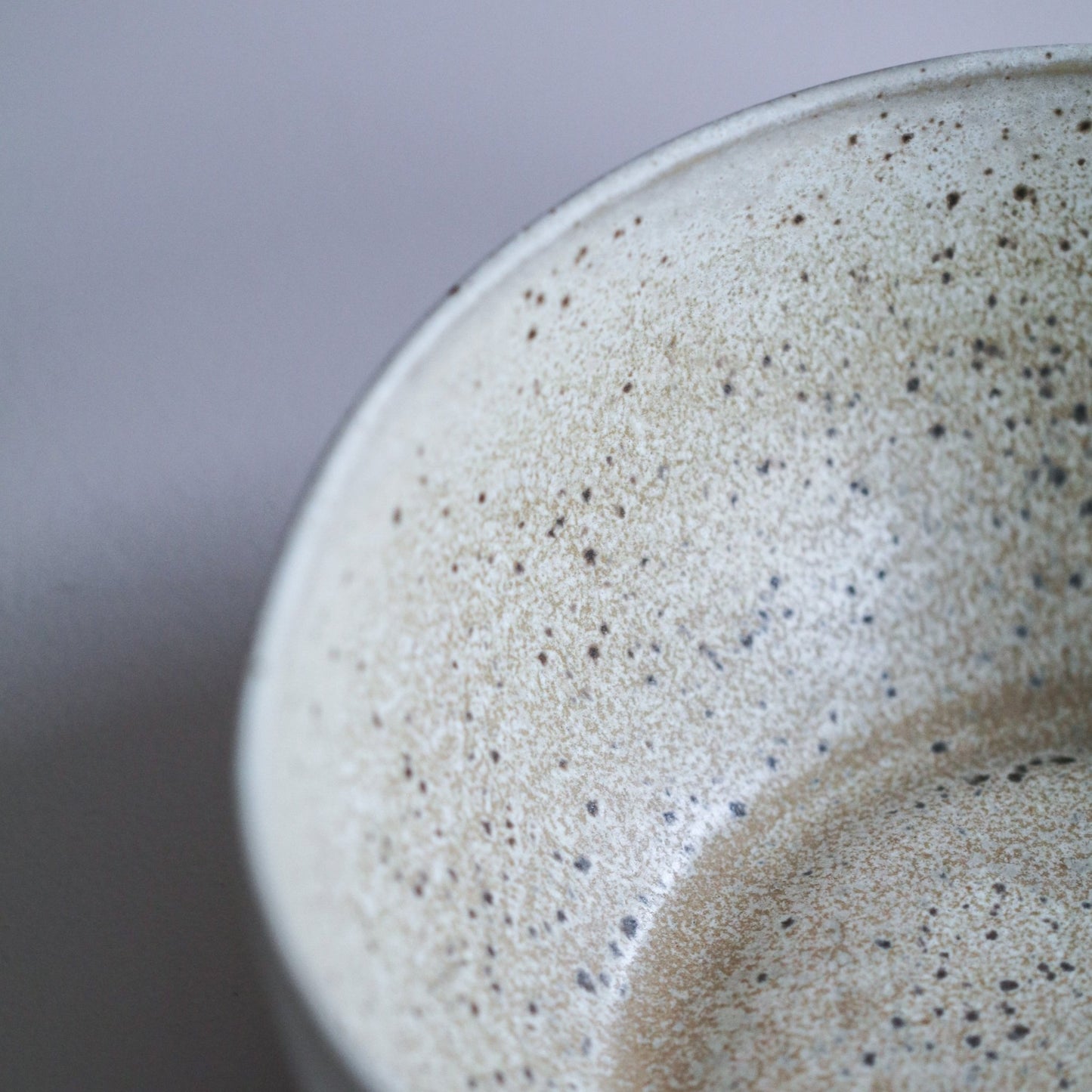 HÅNDFORMET BOLLE STOR FUGLEEGG BEIGE - PREG Interiør