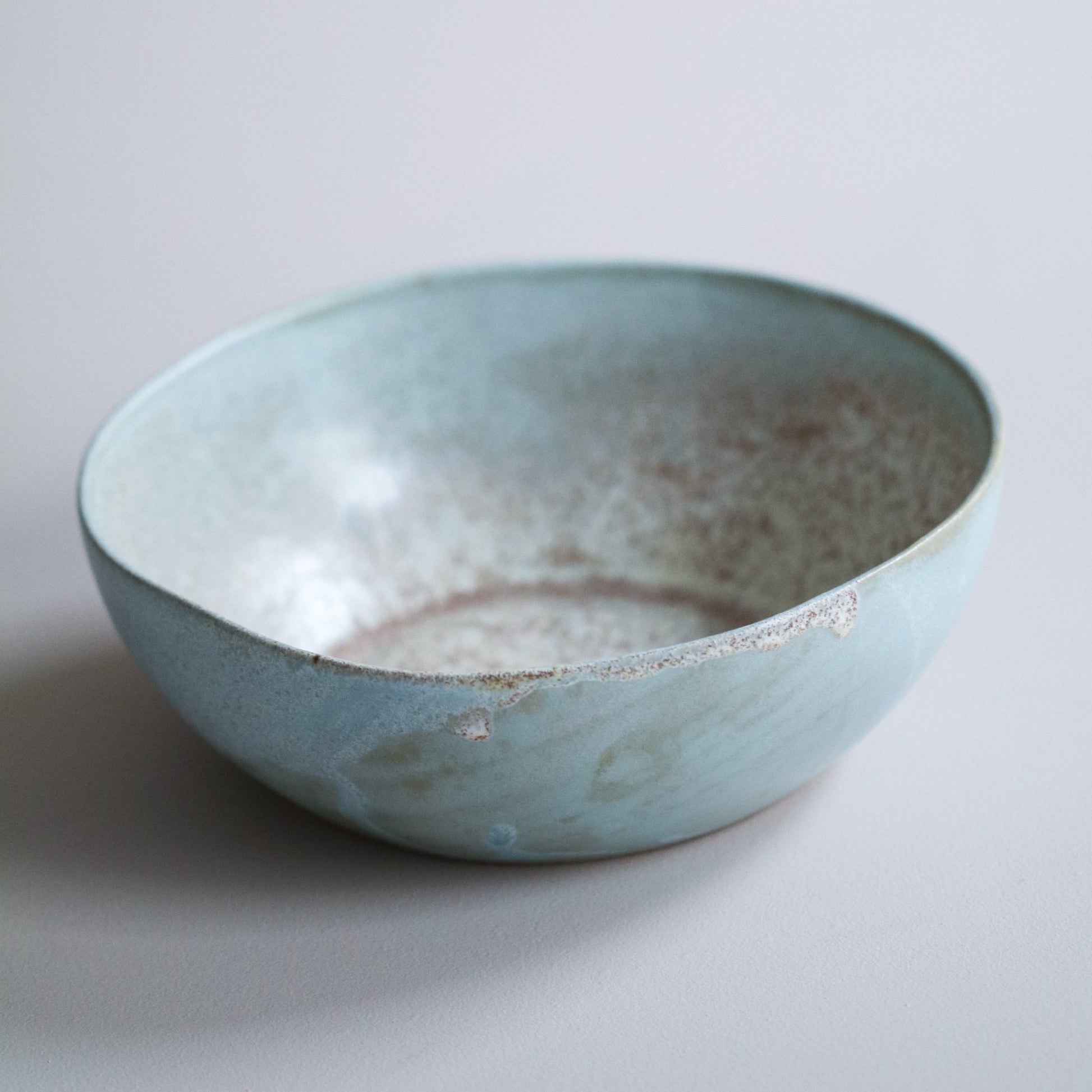 HÅNDFORMET BOLLE STOR GRAZIE LYSEBLÅ - PREG Interiør