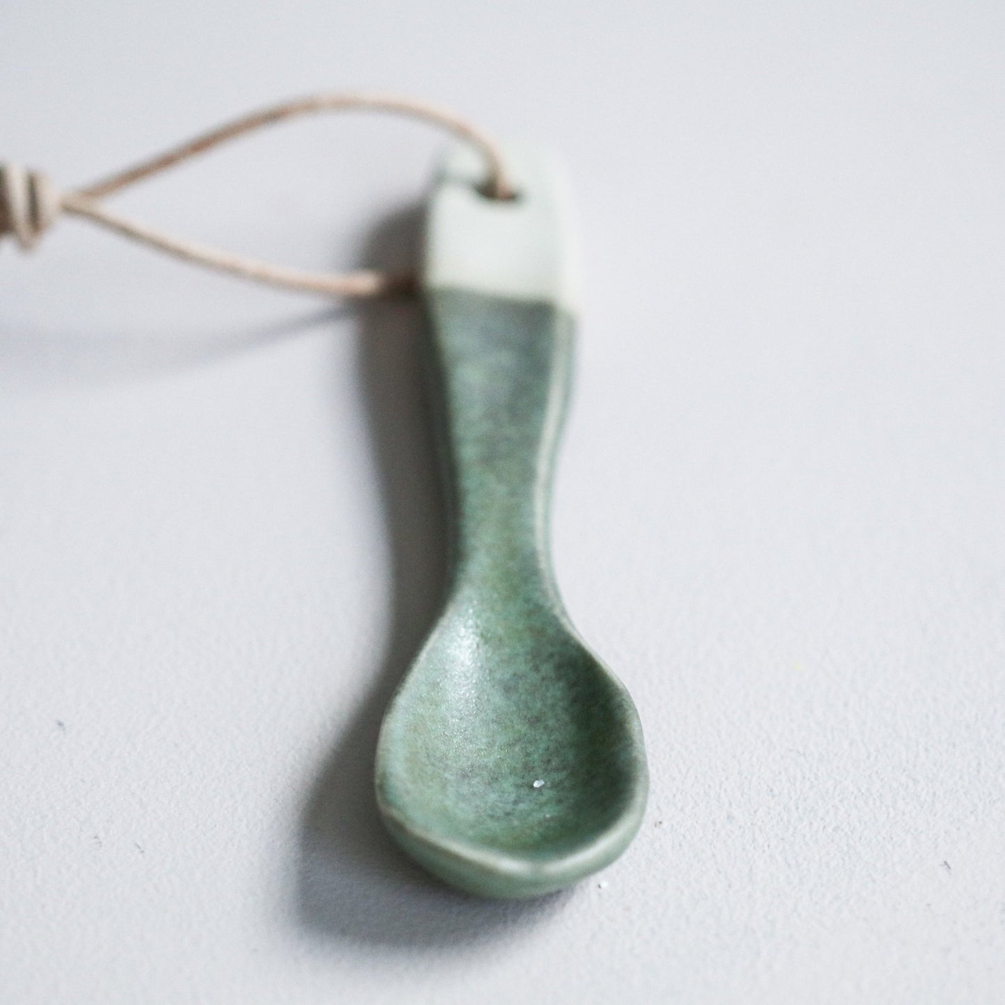 HÅNDLAGET SKJE CELADON GRØNN - PREG Interiør