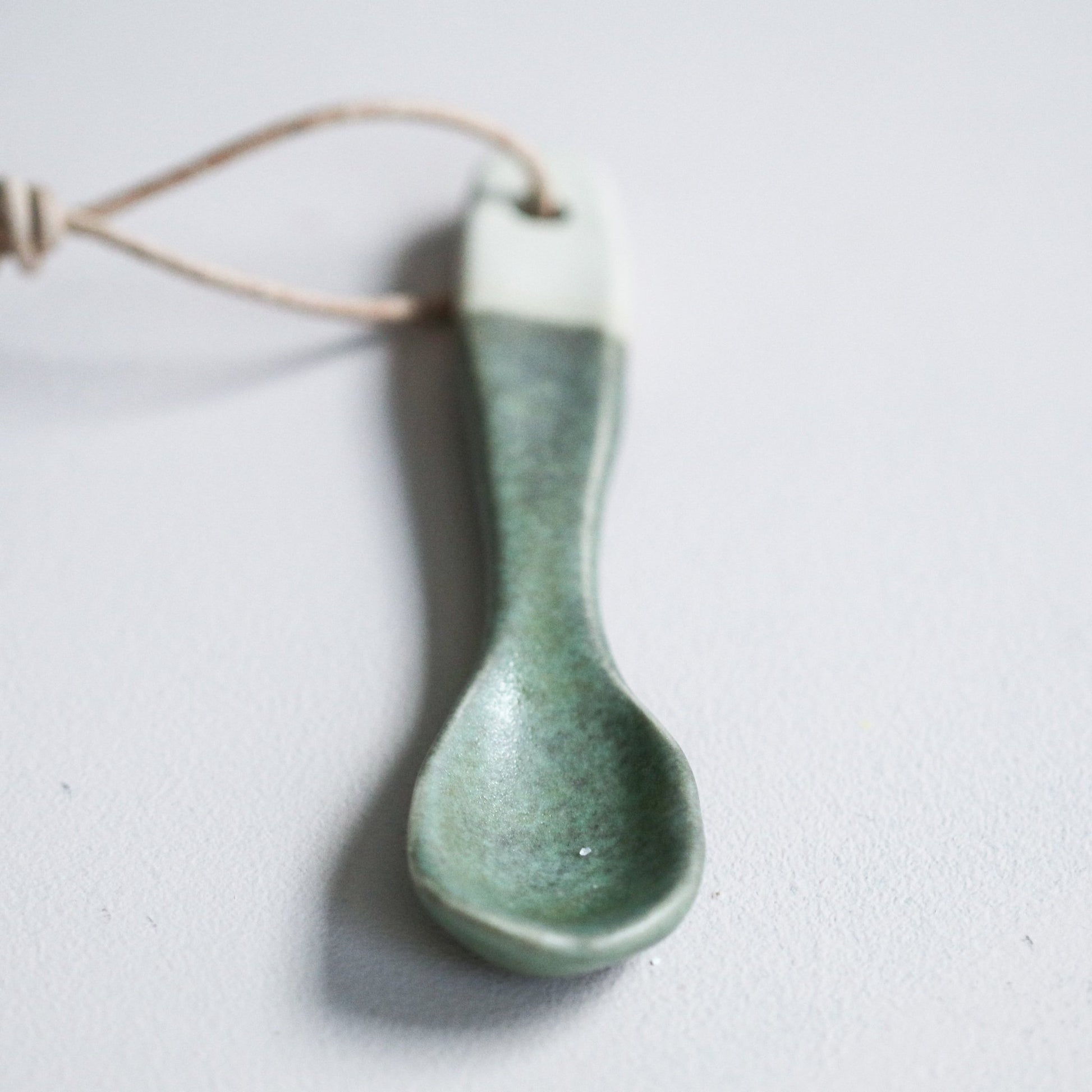 HÅNDLAGET SKJE CELADON GRØNN - PREG Interiør