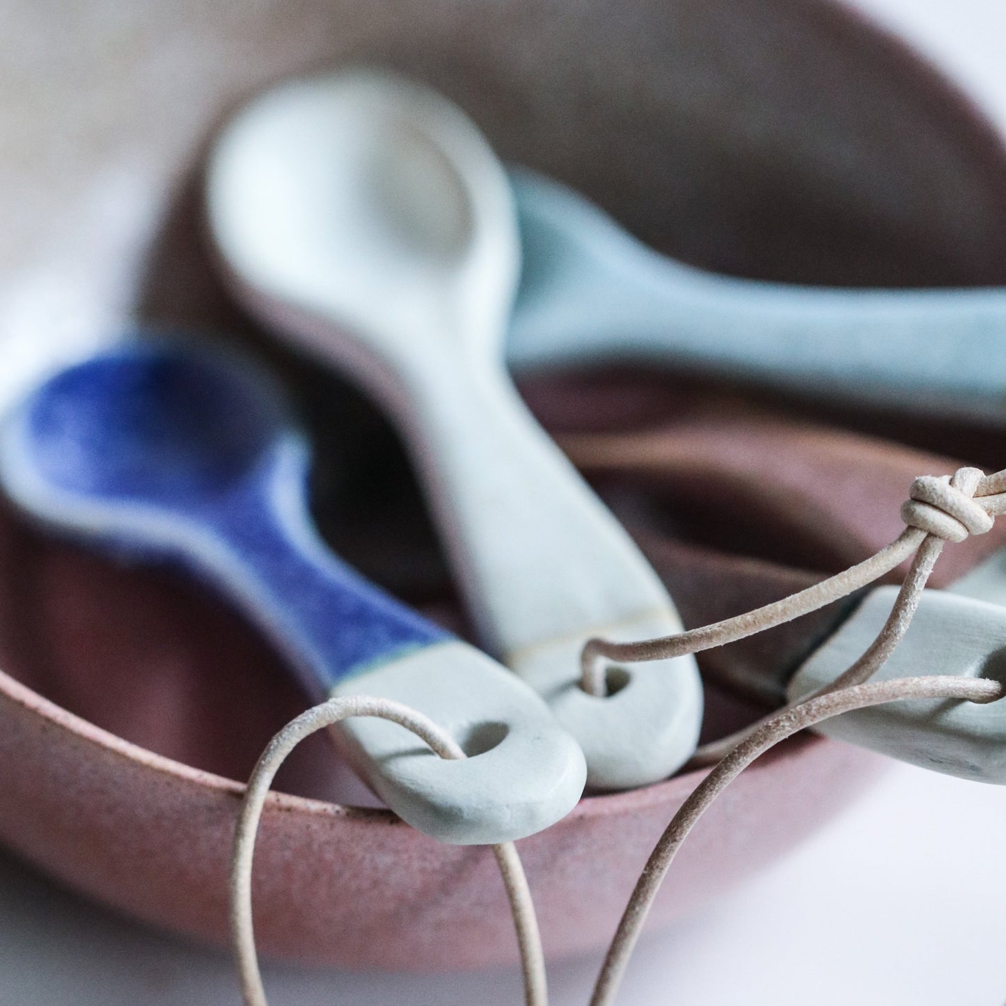 HÅNDLAGET SKJE GRAZIE LYSEBLÅ - PREG Interiør