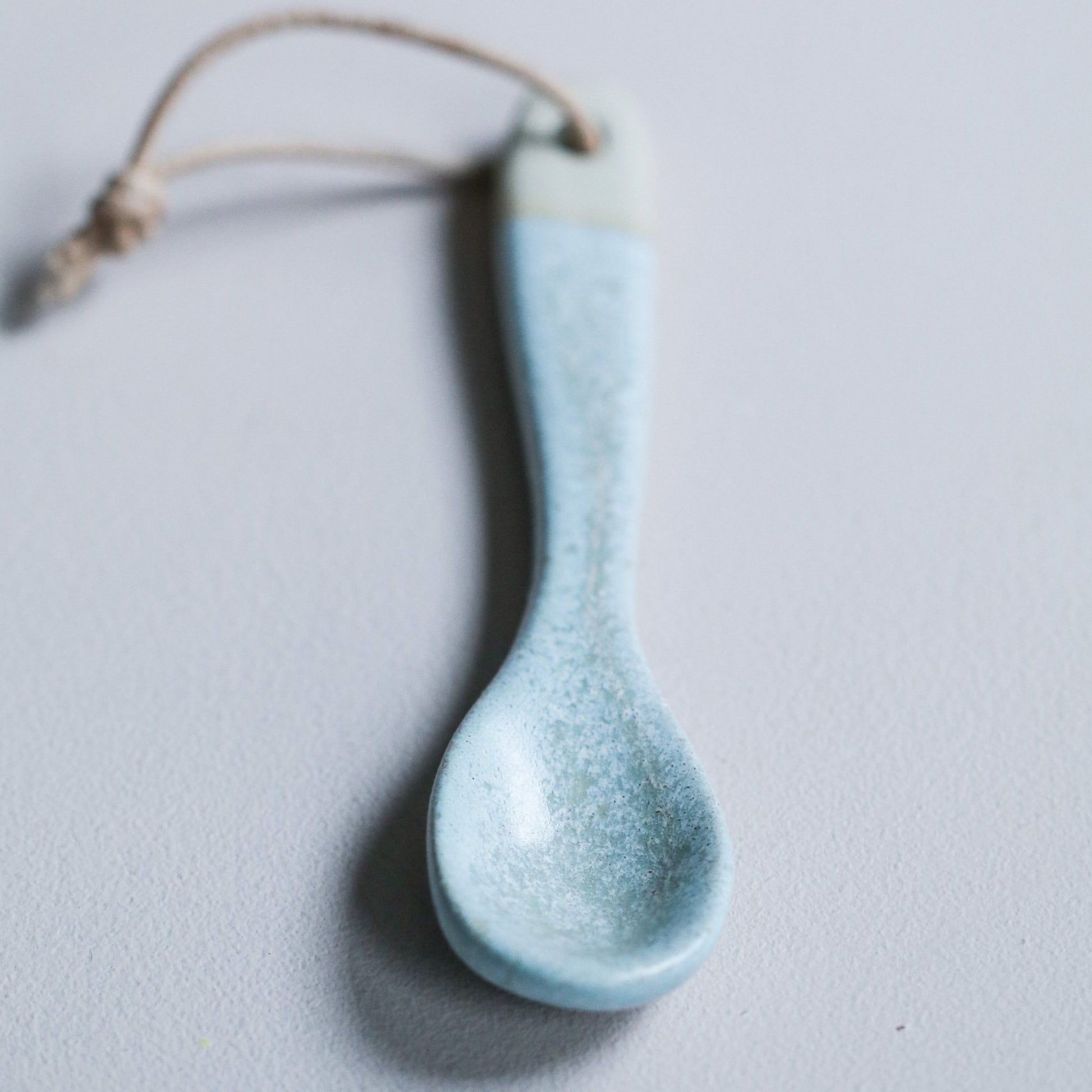 HÅNDLAGET SKJE GRAZIE LYSEBLÅ - PREG Interiør