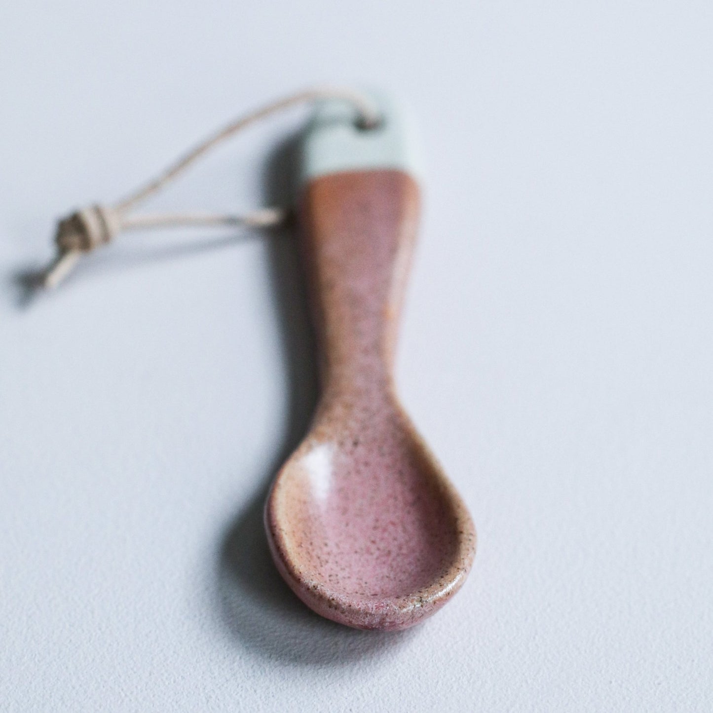 HÅNDLAGET SKJE POTPURRI ROSA - PREG Interiør