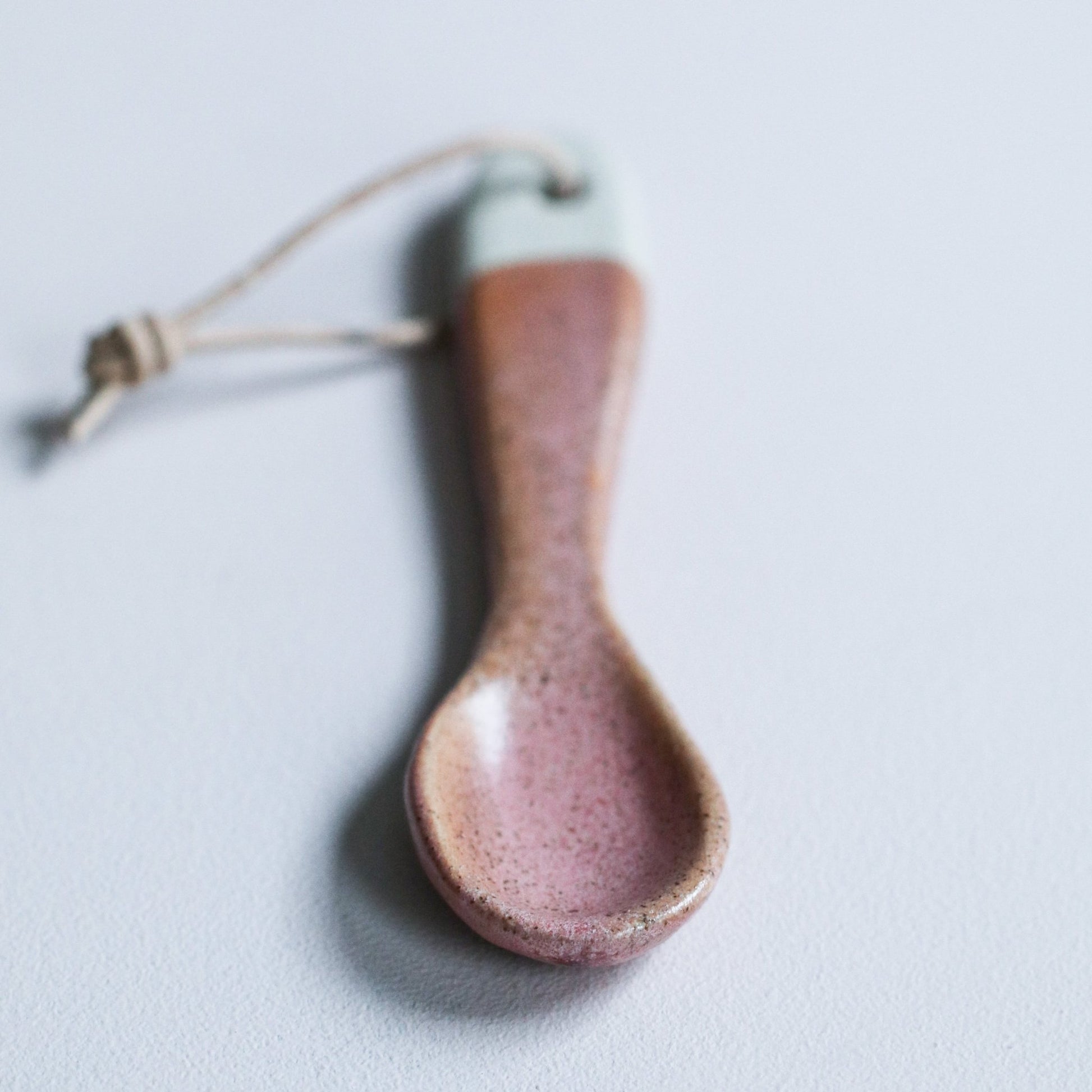 HÅNDLAGET SKJE POTPURRI ROSA - PREG Interiør