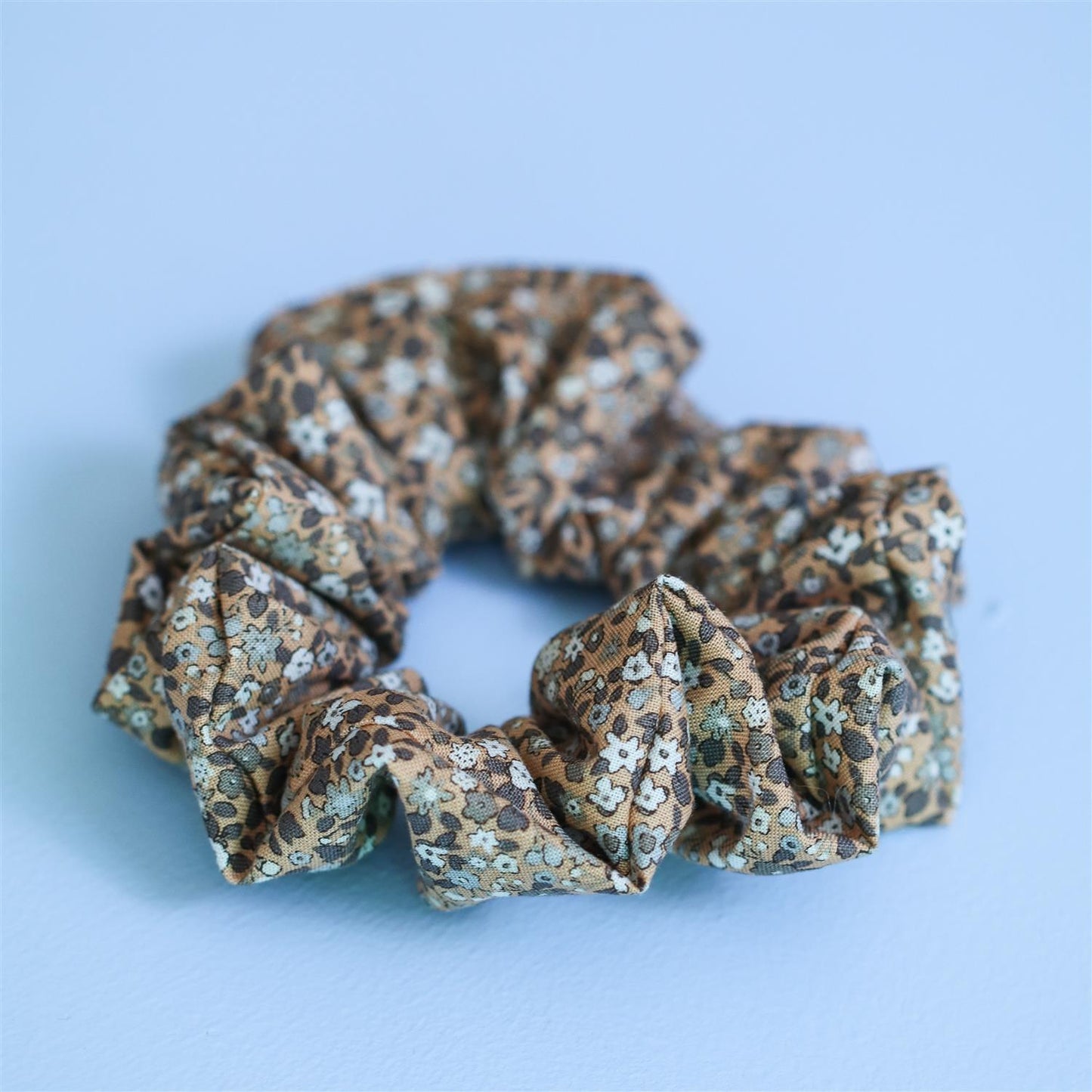 HÅRSTRIKK LYSEBRUN MED BLOMSTER - PREG Interiør