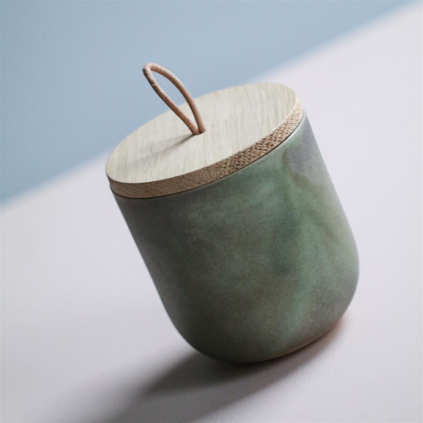 KRUKKE MED LOKK CELADON GRØNN - PREG Interiør